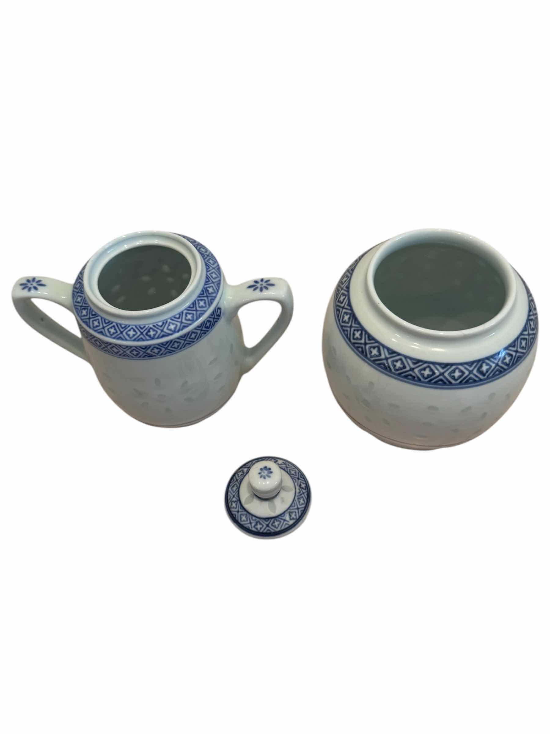 Photo 1 of VINTAGE CHINA BLUE AND WHITE RICE EYE TEAPOT SUGAR AND CREAMER BOWLS

TEAPOT 
H7”

SUGAR BOWL
H4.75”

BOWL 
H4”