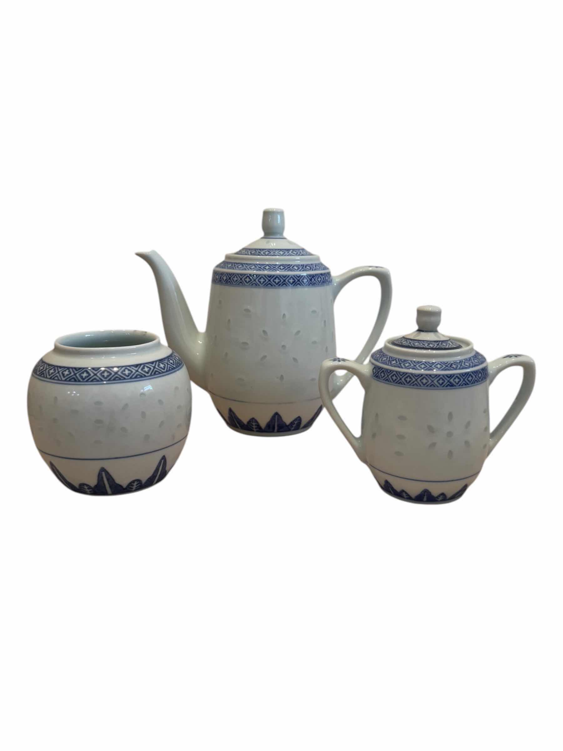 Photo 1 of VINTAGE CHINA BLUE AND WHITE RICE EYE TEAPOT SUGAR AND CREAMER BOWLS

TEAPOT 
H7”

SUGAR BOWL
H4.75”

BOWL 
H4”