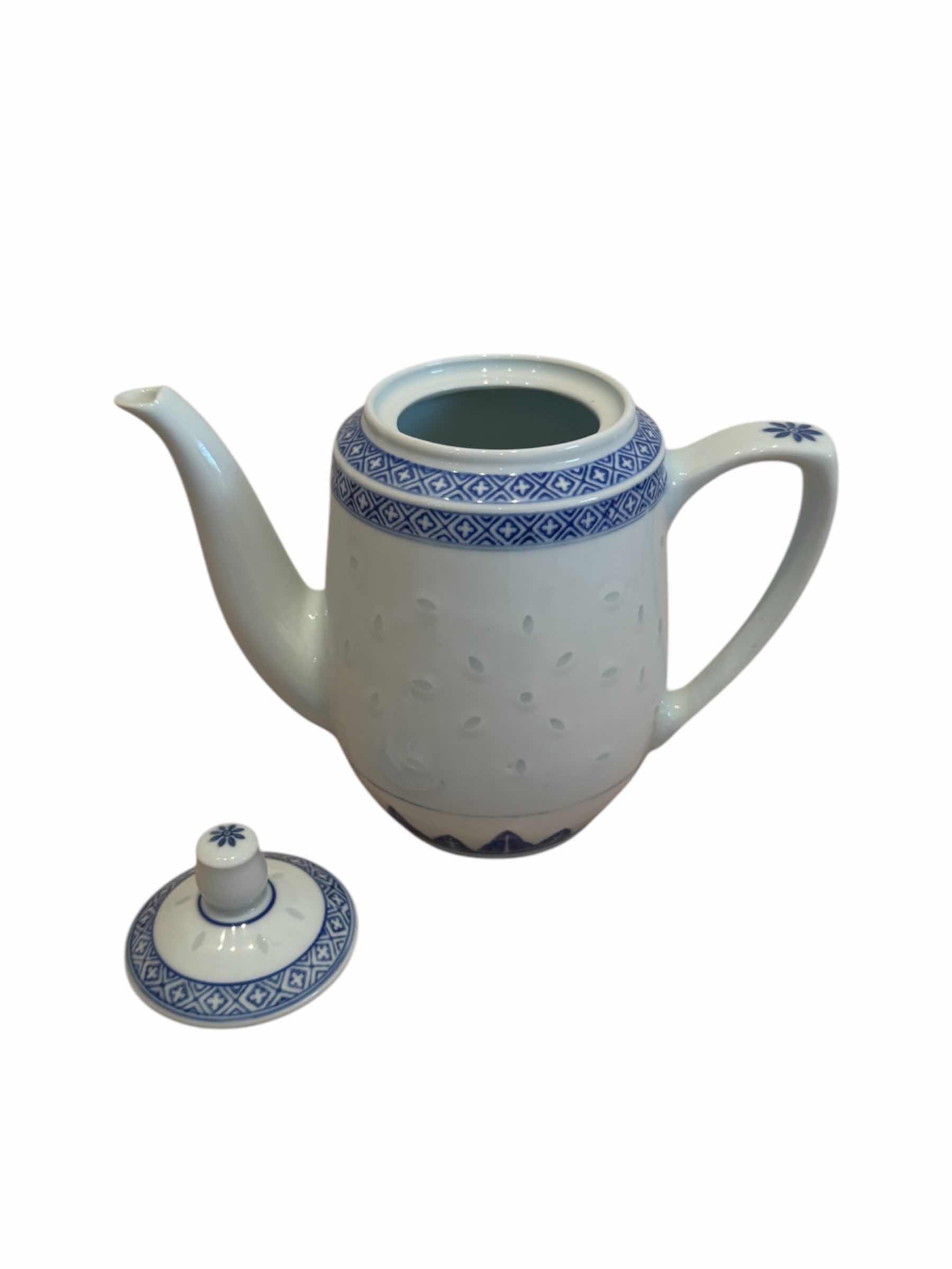 Photo 1 of VINTAGE CHINA BLUE AND WHITE RICE EYE TEAPOT SUGAR AND CREAMER BOWLS

TEAPOT 
H7”

SUGAR BOWL
H4.75”

BOWL 
H4”