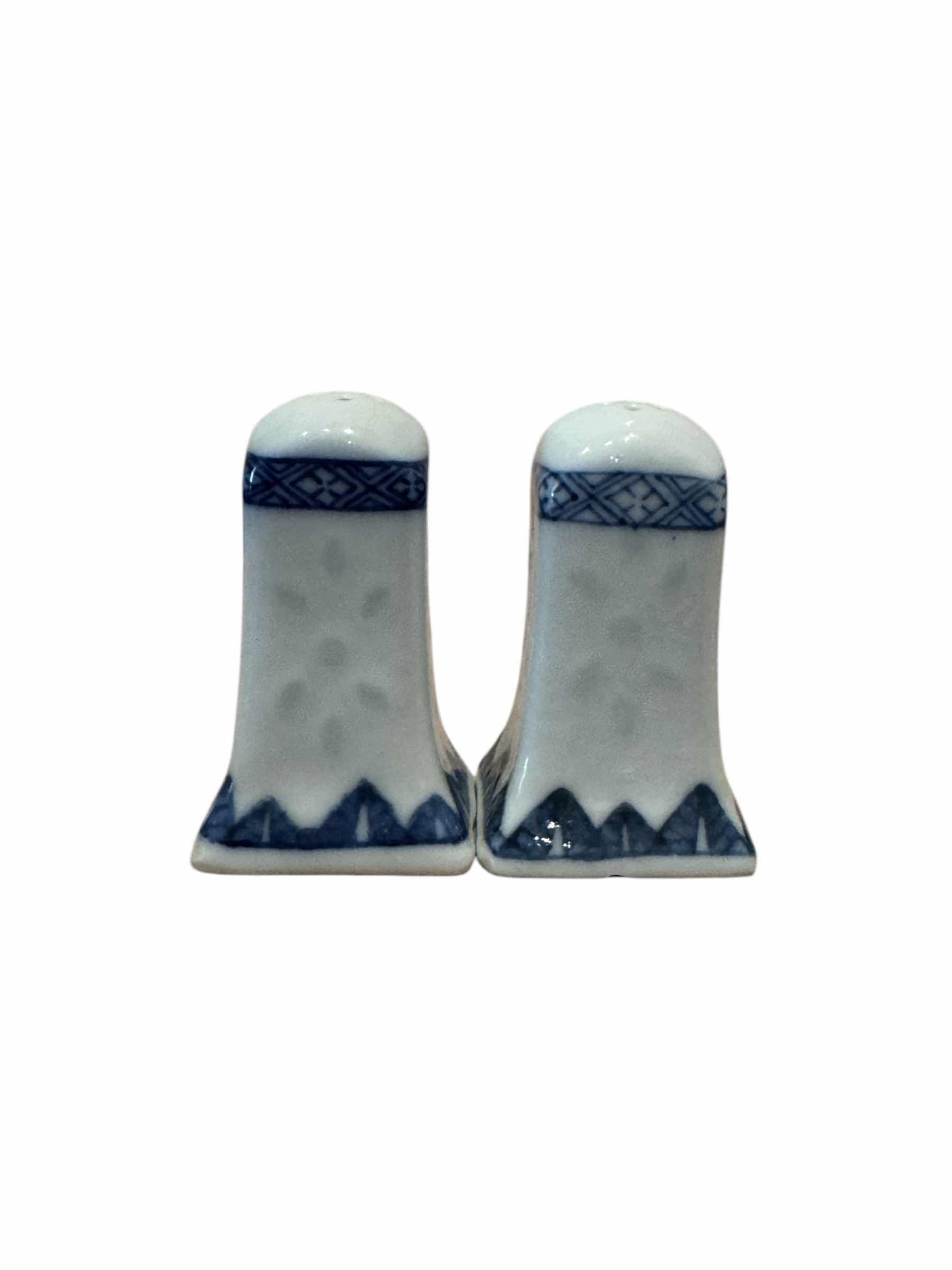 Photo 1 of VINTAGE RICE EYE CHINA SERVING DISHES AND SALT AND PEPPER SHAKERS

PLATE
W14”

PLATE
W12”

SALT AND PEPPER SHAKER
H2”