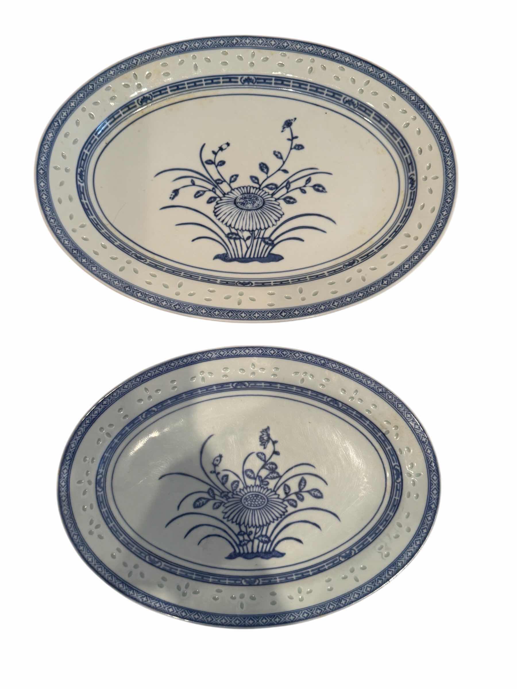 Photo 1 of VINTAGE RICE EYE CHINA SERVING DISHES AND SALT AND PEPPER SHAKERS

PLATE
W14”

PLATE
W12”

SALT AND PEPPER SHAKER
H2”