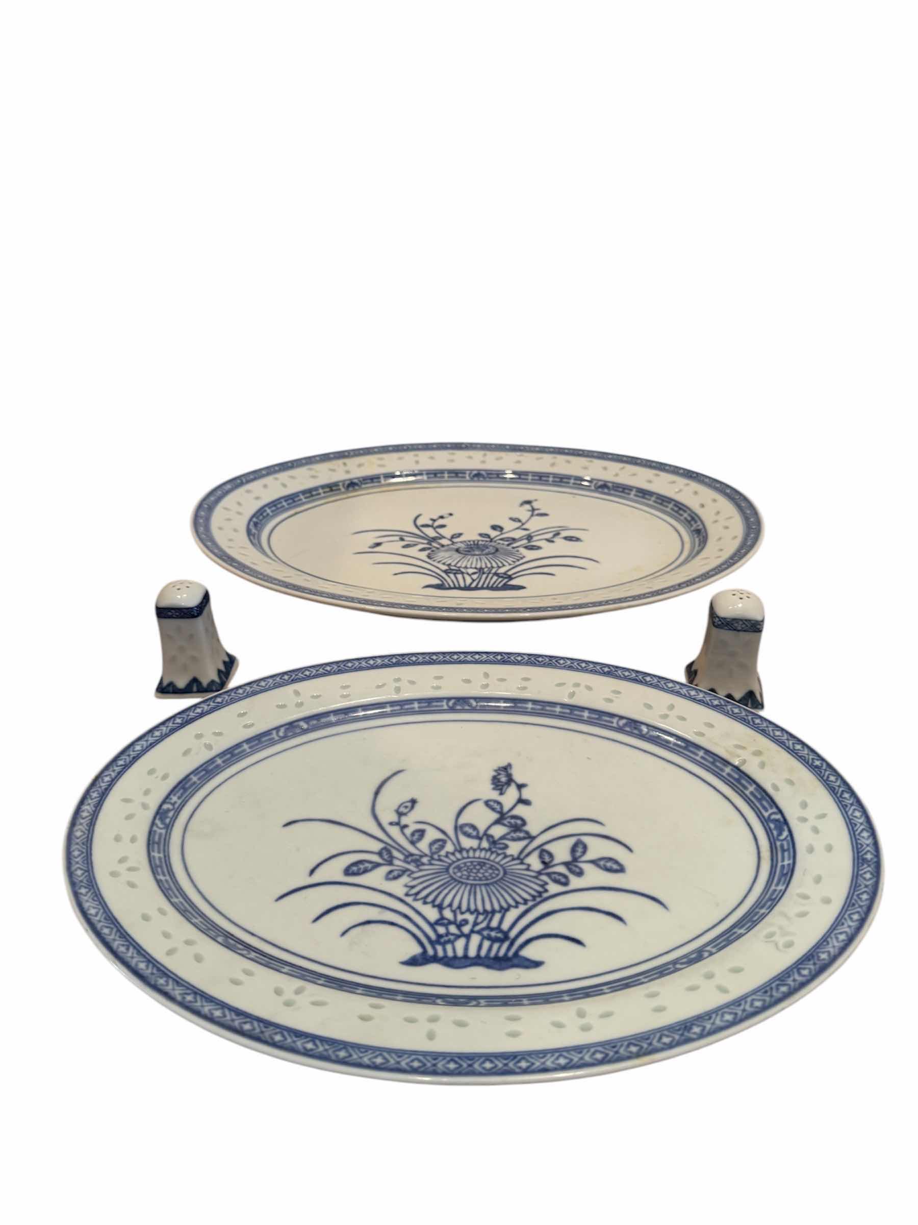Photo 1 of VINTAGE RICE EYE CHINA SERVING DISHES AND SALT AND PEPPER SHAKERS
PLATE
W14”
PLATE
W12”
SALT AND PEPPER SHAKER
H2”