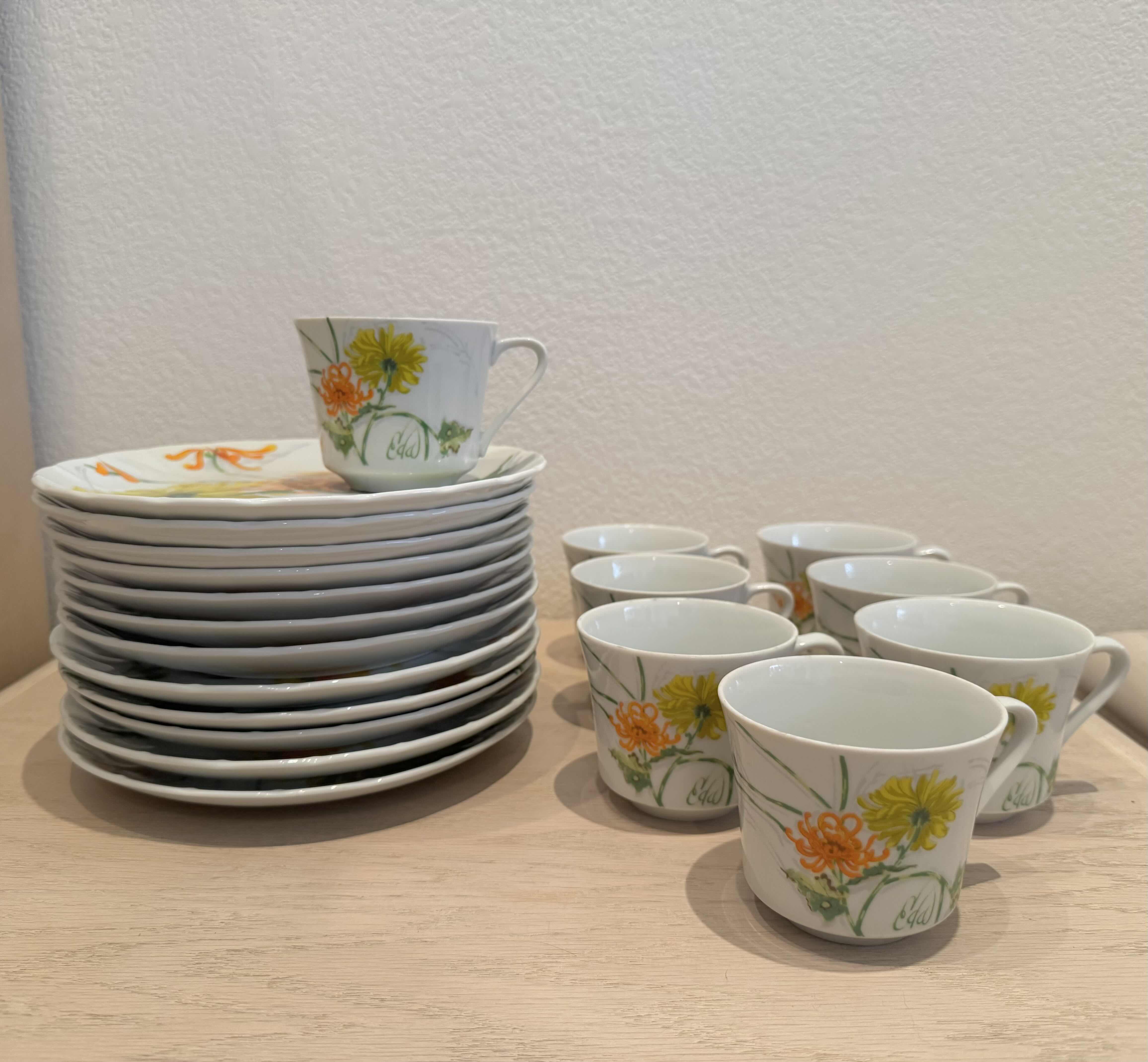 Photo 1 of VINTAGE CHRYSANTHEMUM TEACUPS AND SAUCERS, YELLOW AND ORANGE FLOWERS, 20 PIECES
SAUCERS
D8.5”
CUPS
4.25” X H3”