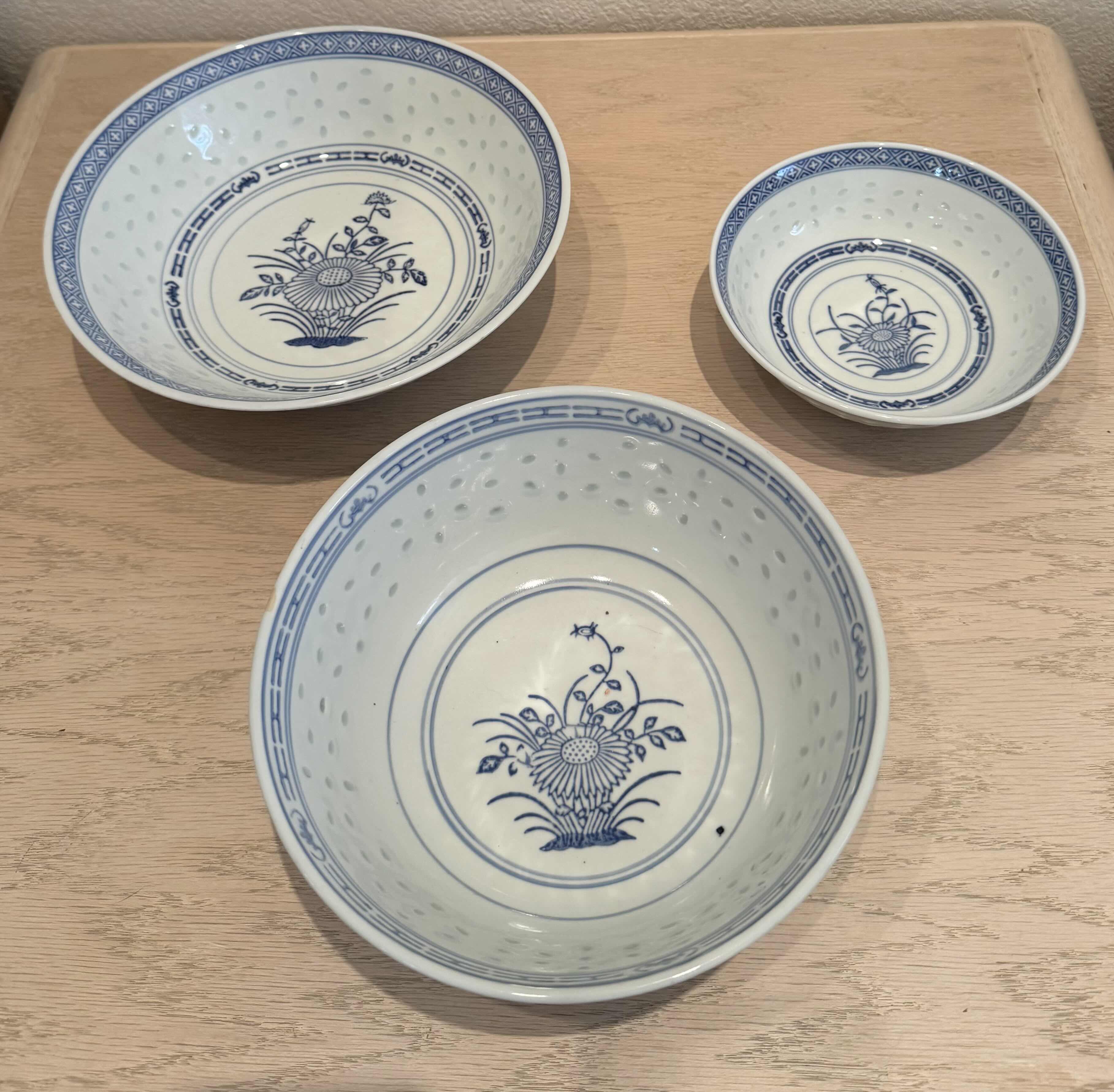 Photo 1 of VINTAGE RICE EYE PORCELAIN BOWLS, 2 SERVING BOWLS, 6 BOWLS, BLUE AND WHITE FINE CHINA 8 PIECES

D6” X H2”

D7” X H3.5”

D9” X H3”