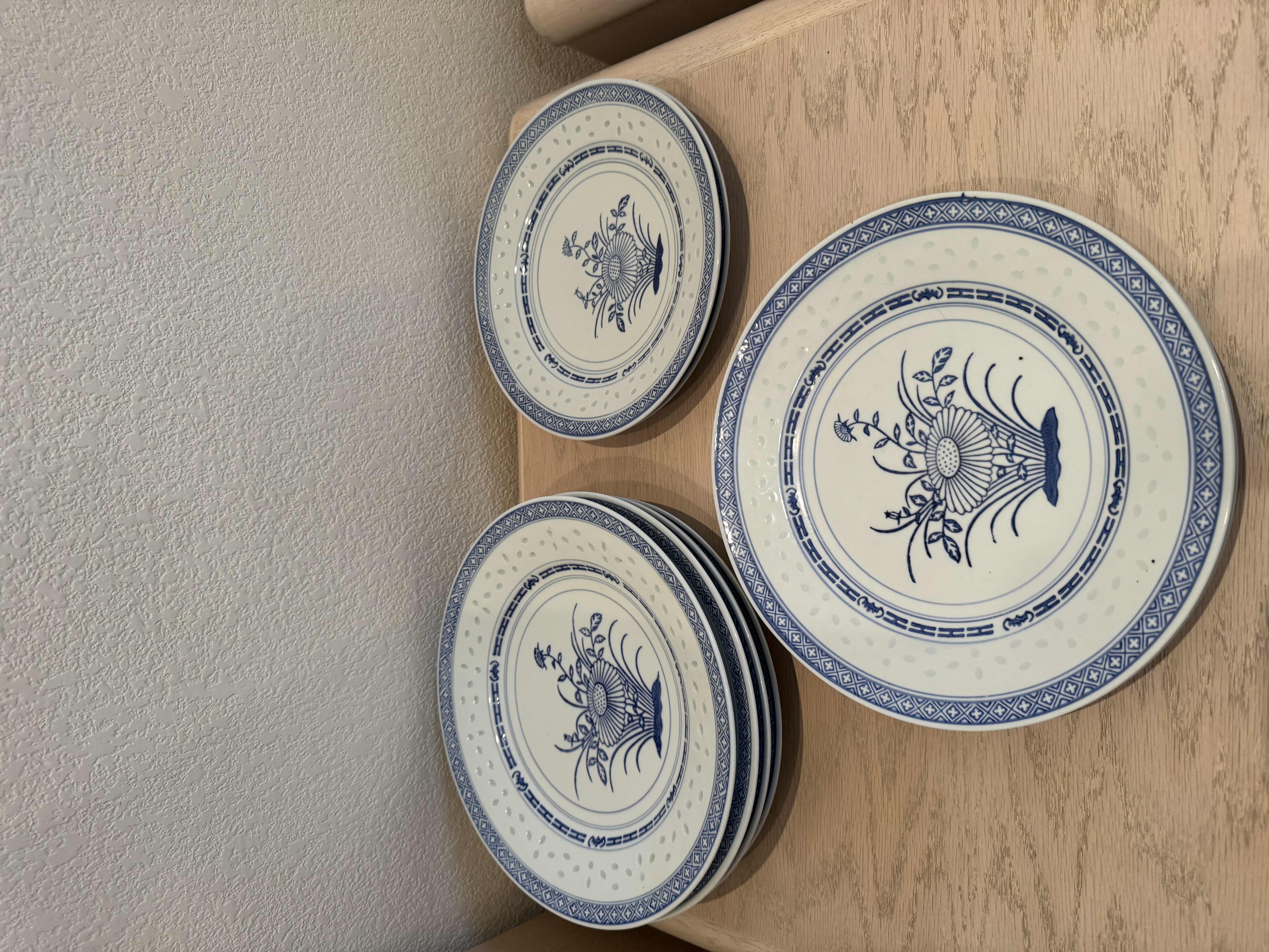 Photo 1 of VINTAGE CHINA BLUE AND WHITE RICE EYE PLATES, FINE CHINA, 8 PIECES
2* D9”
2* D10”
4* D10.5”