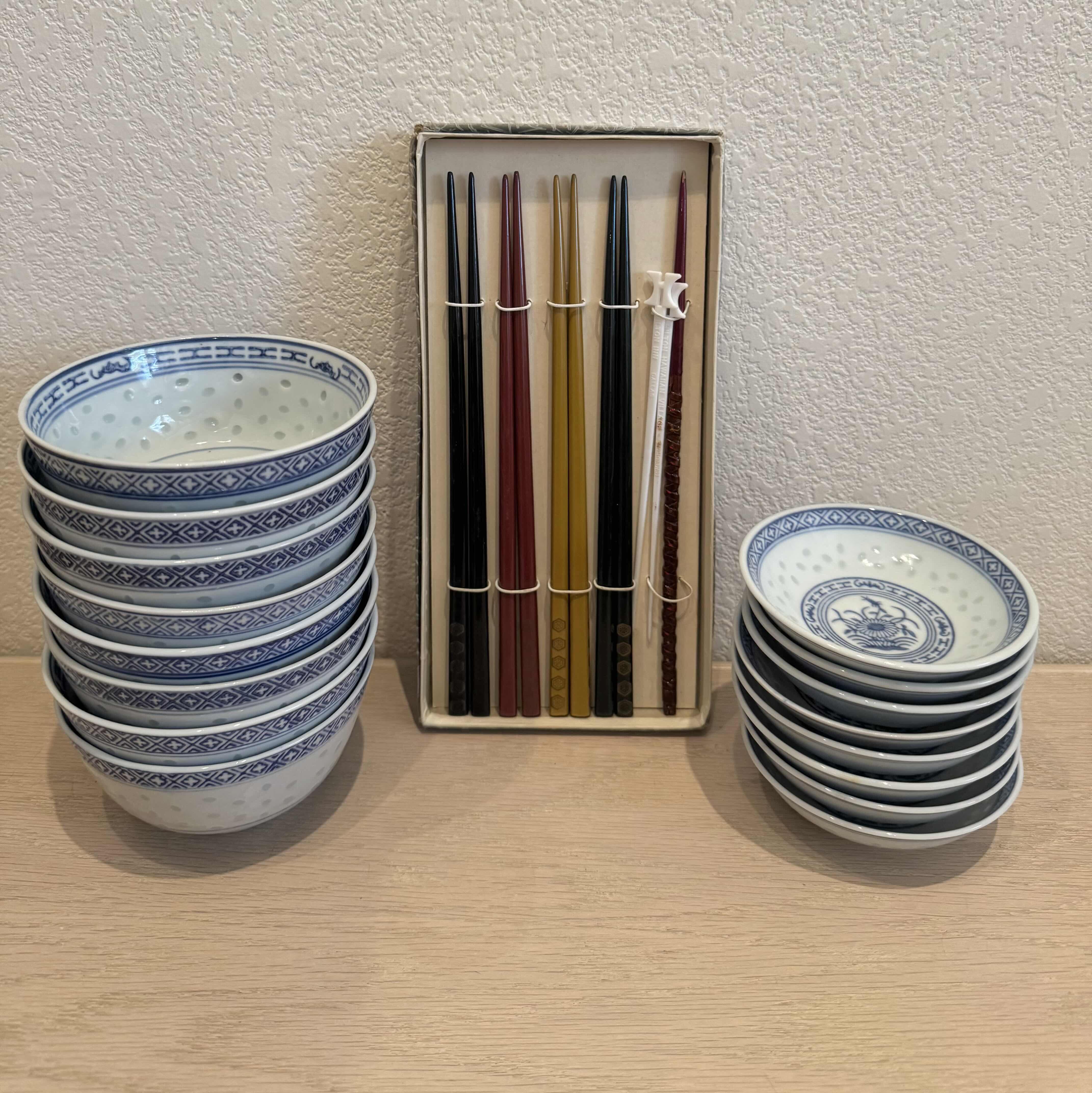 Photo 1 of VINTAGE CHINA BLUE AND WHITE RICE EYE BOWLS, FINE CHINA, 16 PIECES, BOX WITH WOODEN CHOPSTICKS

D4” X H1”

D4.5” X H2.25”