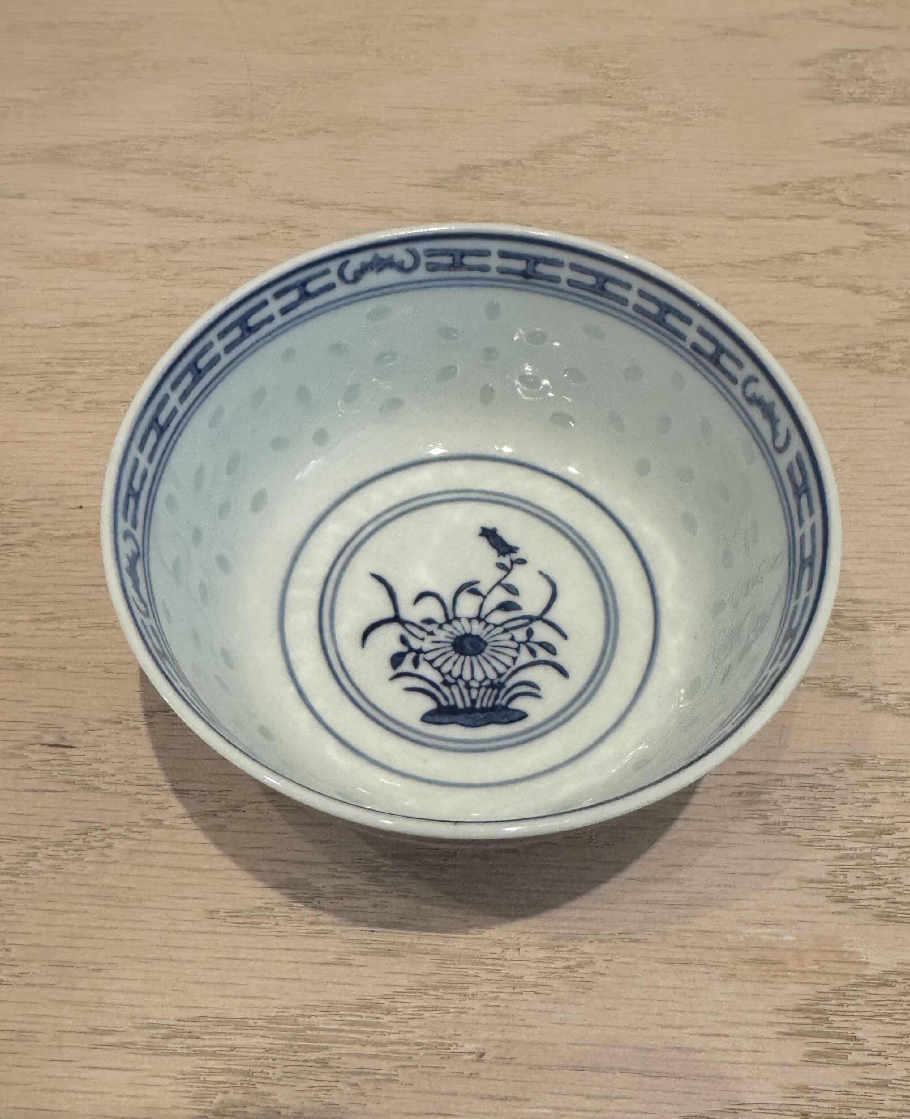 Photo 1 of VINTAGE CHINA BLUE AND WHITE RICE EYE BOWLS, FINE CHINA, 16 PIECES, BOX WITH WOODEN CHOPSTICKS

D4” X H1”

D4.5” X H2.25”