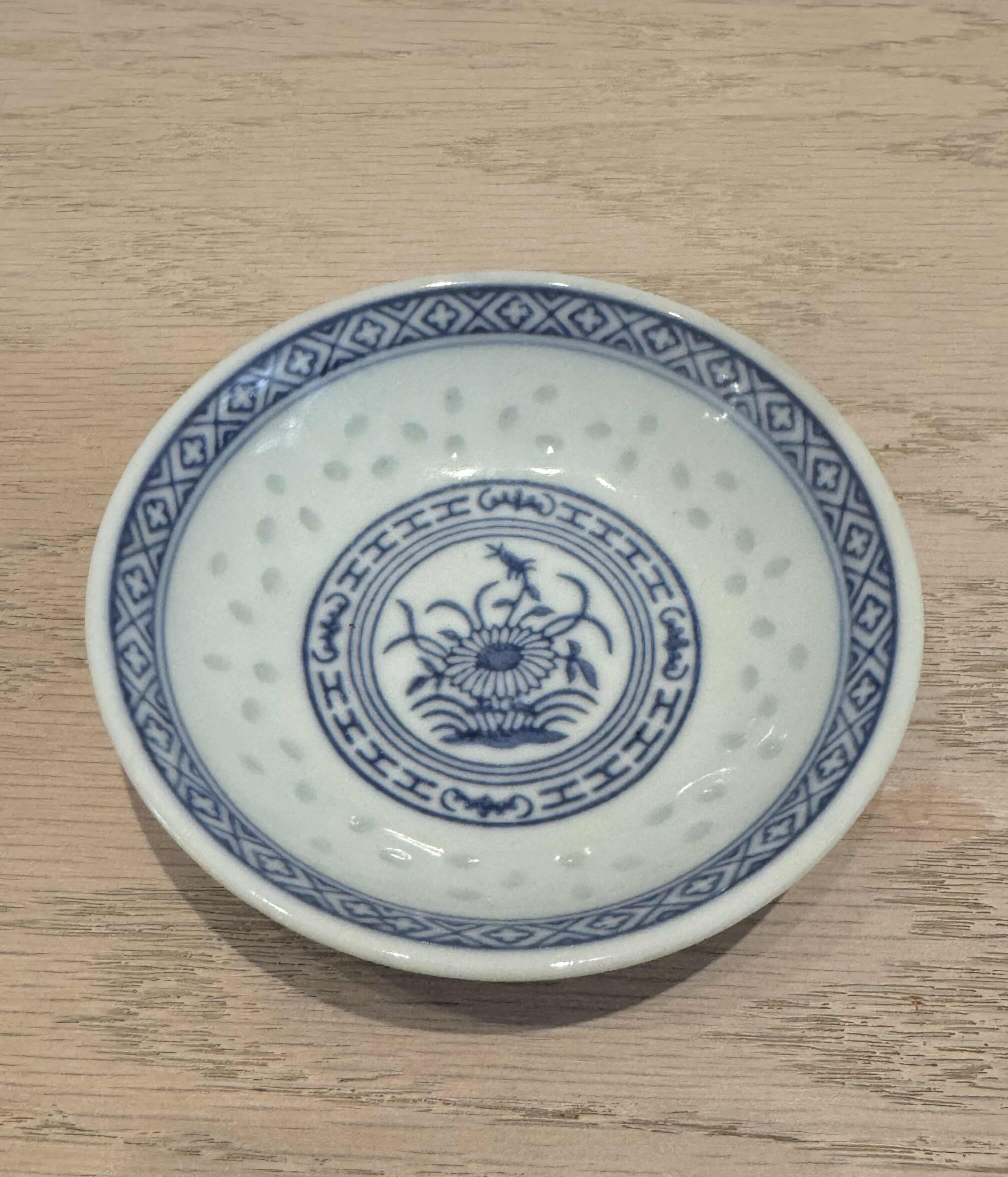 Photo 1 of VINTAGE CHINA BLUE AND WHITE RICE EYE BOWLS, FINE CHINA, 16 PIECES, BOX WITH WOODEN CHOPSTICKS

D4” X H1”

D4.5” X H2.25”