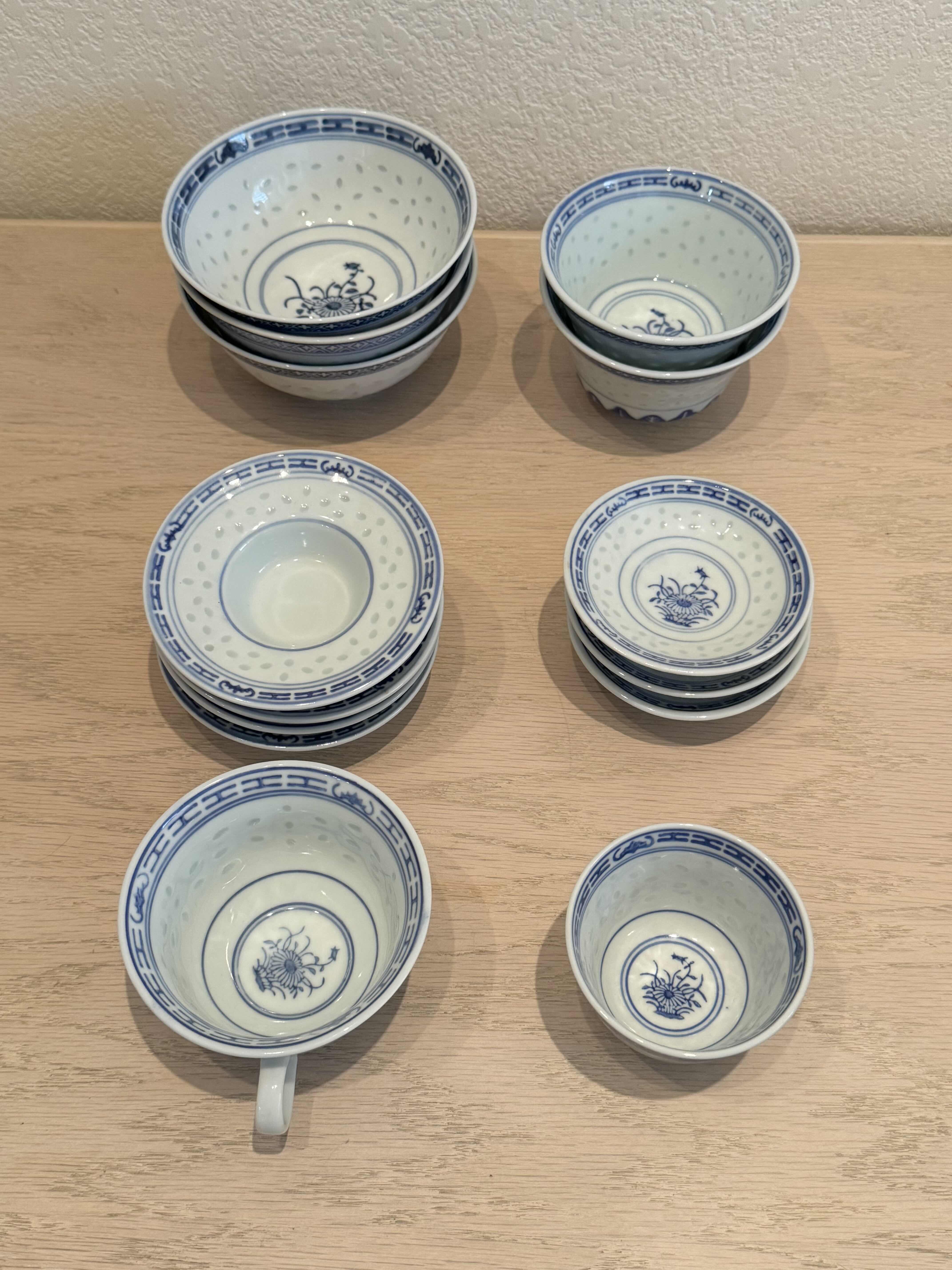 Photo 1 of VINTAGE CHINA BLUE AND WHITE RICE EYE ASSORTED BOWLS, FINE CHINA, 16 PIECES

SALT AND PEPPER SHAKER
H2.25”

TEACUP
D3.75” X H2.25”

BOWL
4* D4”

BOWL
D3.5” X H1”

BOWL
2* D4” X H2”

BOWL
3* D5” X H2”

TEACUP
D3” X H2.25”