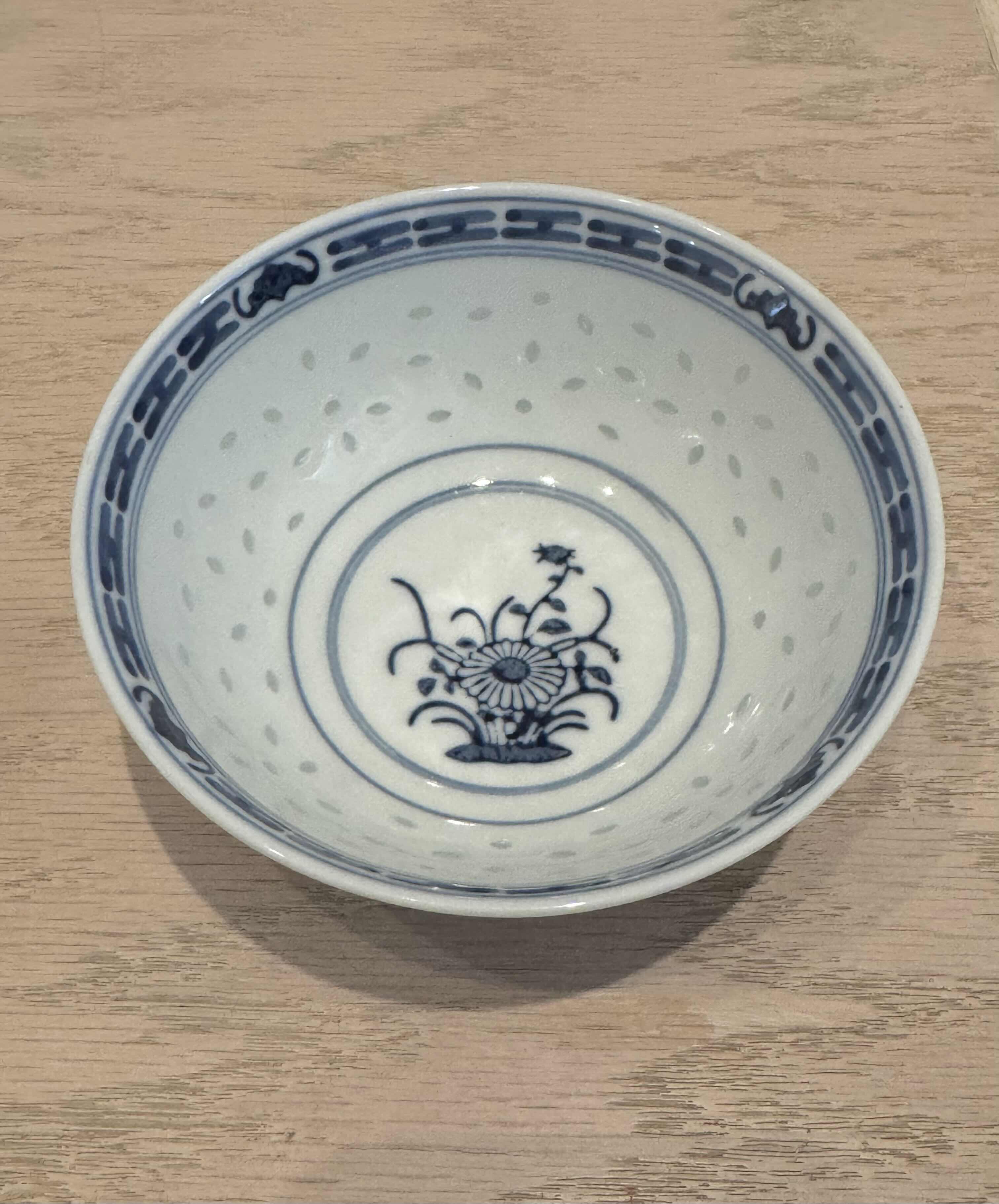 Photo 1 of VINTAGE CHINA BLUE AND WHITE RICE EYE ASSORTED BOWLS, FINE CHINA, 16 PIECES

SALT AND PEPPER SHAKER
H2.25”

TEACUP
D3.75” X H2.25”

BOWL
4* D4”

BOWL
D3.5” X H1”

BOWL
2* D4” X H2”

BOWL
3* D5” X H2”

TEACUP
D3” X H2.25”