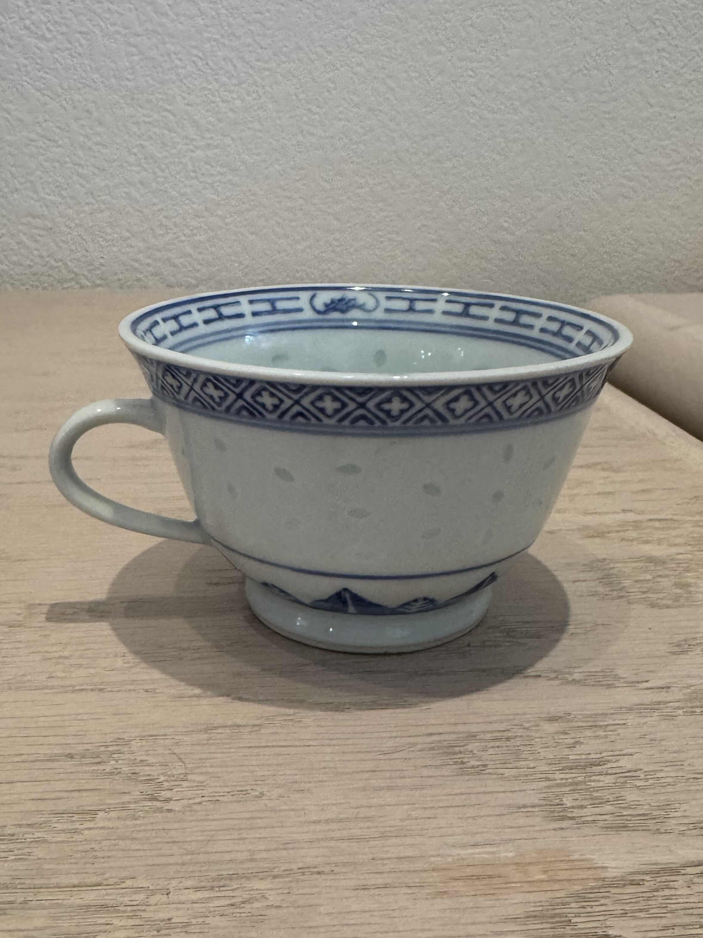 Photo 1 of VINTAGE CHINA BLUE AND WHITE RICE EYE ASSORTED BOWLS, FINE CHINA, 16 PIECES

SALT AND PEPPER SHAKER
H2.25”

TEACUP
D3.75” X H2.25”

BOWL
4* D4”

BOWL
D3.5” X H1”

BOWL
2* D4” X H2”

BOWL
3* D5” X H2”

TEACUP
D3” X H2.25”