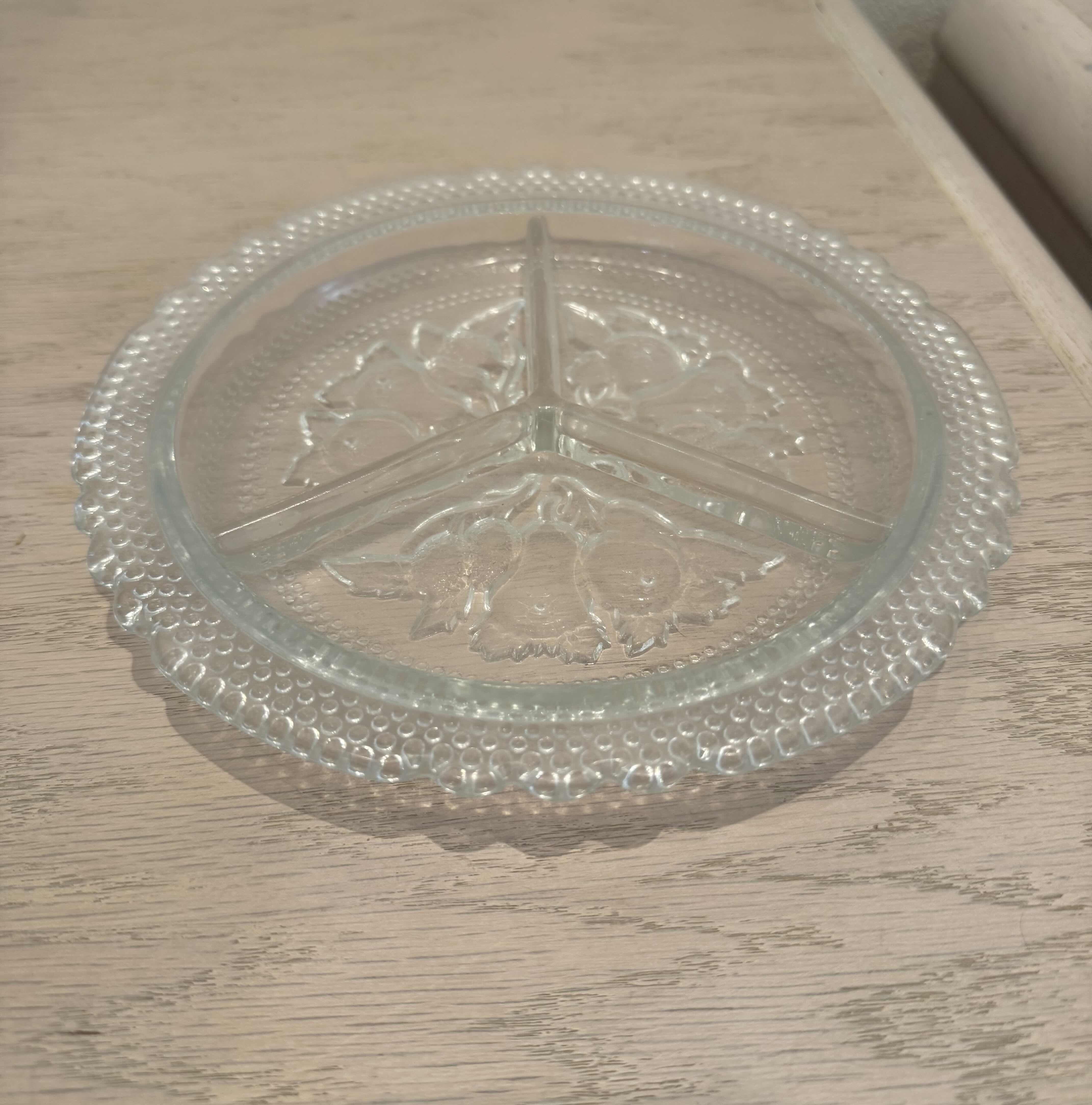 Photo 1 of VINTAGE GLASS KITCHENWARE JUICER, FRUIT BOWL AND SERVING PLATTER


FRUIT BOWL
D9” X H3”

JUICER
D8” X H4”

PLATTER
D8.5” X H1”