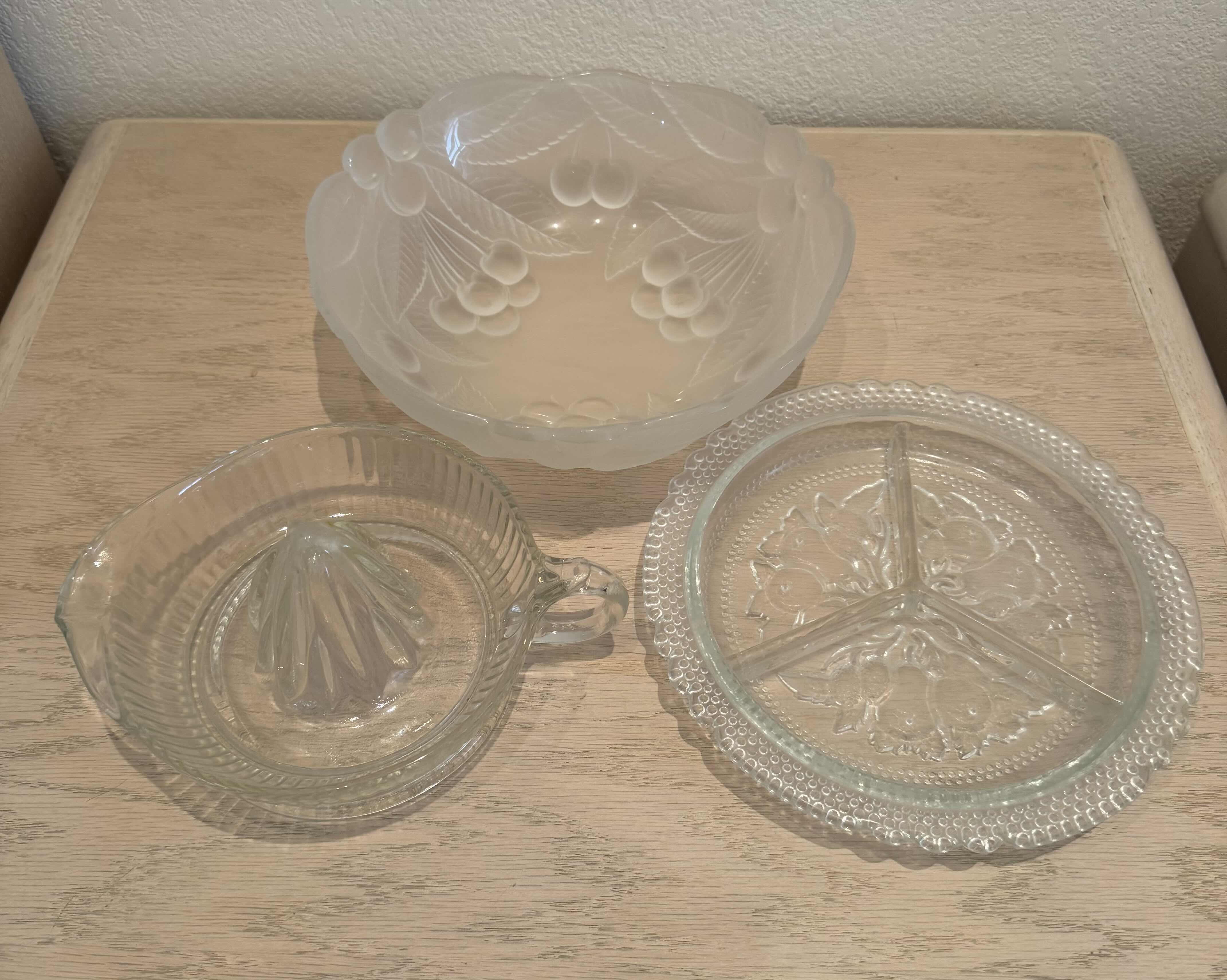 Photo 1 of VINTAGE GLASS KITCHENWARE JUICER, FRUIT BOWL AND SERVING PLATTER
FRUIT BOWL
D9” X H3”
JUICER
D8” X H4”
PLATTER
D8.5” X H1”