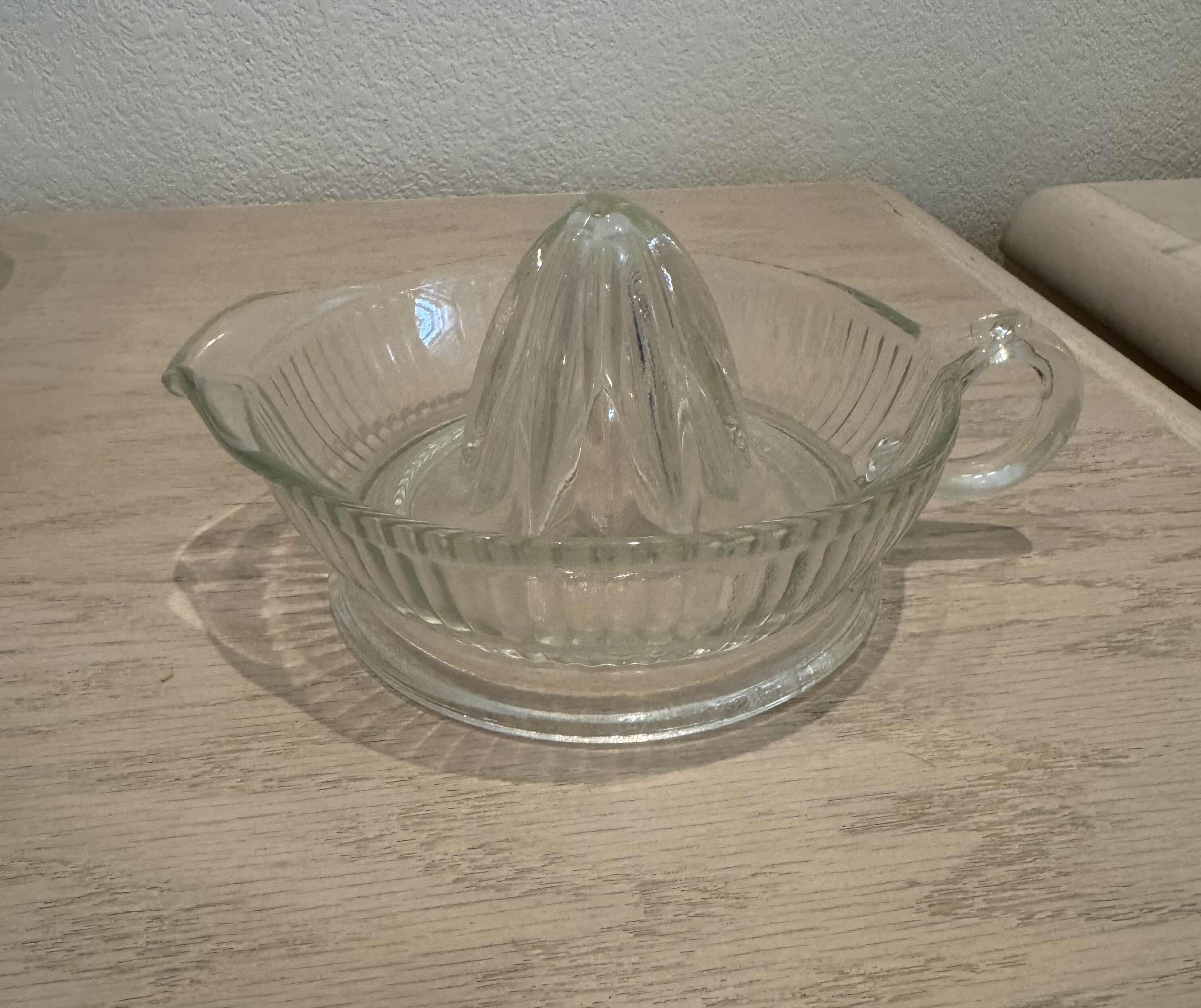 Photo 1 of VINTAGE GLASS KITCHENWARE JUICER, FRUIT BOWL AND SERVING PLATTER


FRUIT BOWL
D9” X H3”

JUICER
D8” X H4”

PLATTER
D8.5” X H1”