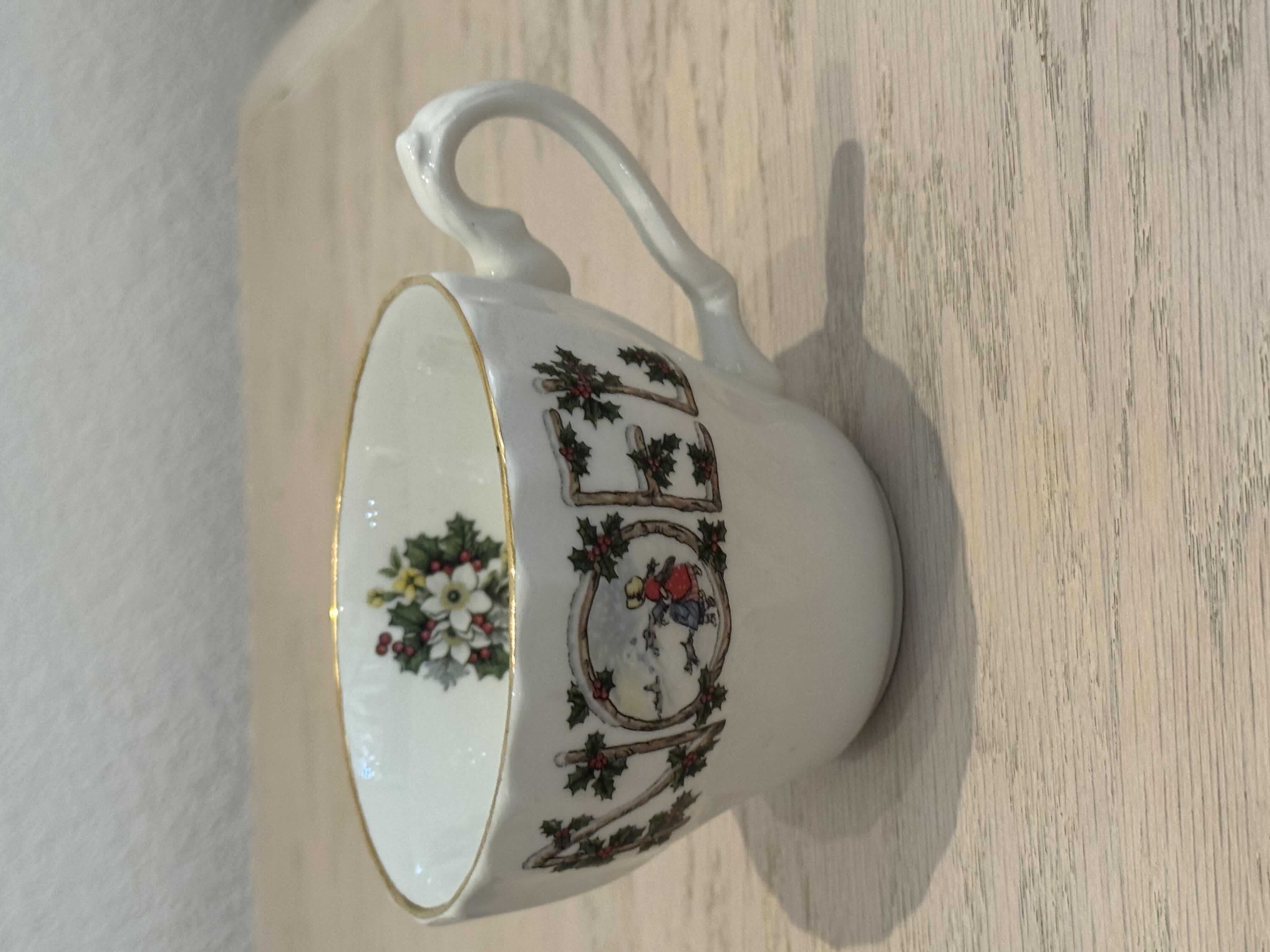 Photo 1 of VINTAGE NOEL FINE ENGLISH TABLEWARE TEACUPS AND SAUCERS, 16 PIECES 

TEACUPS
D3.5” X H2.75”

SAUCERS 
D5.5”