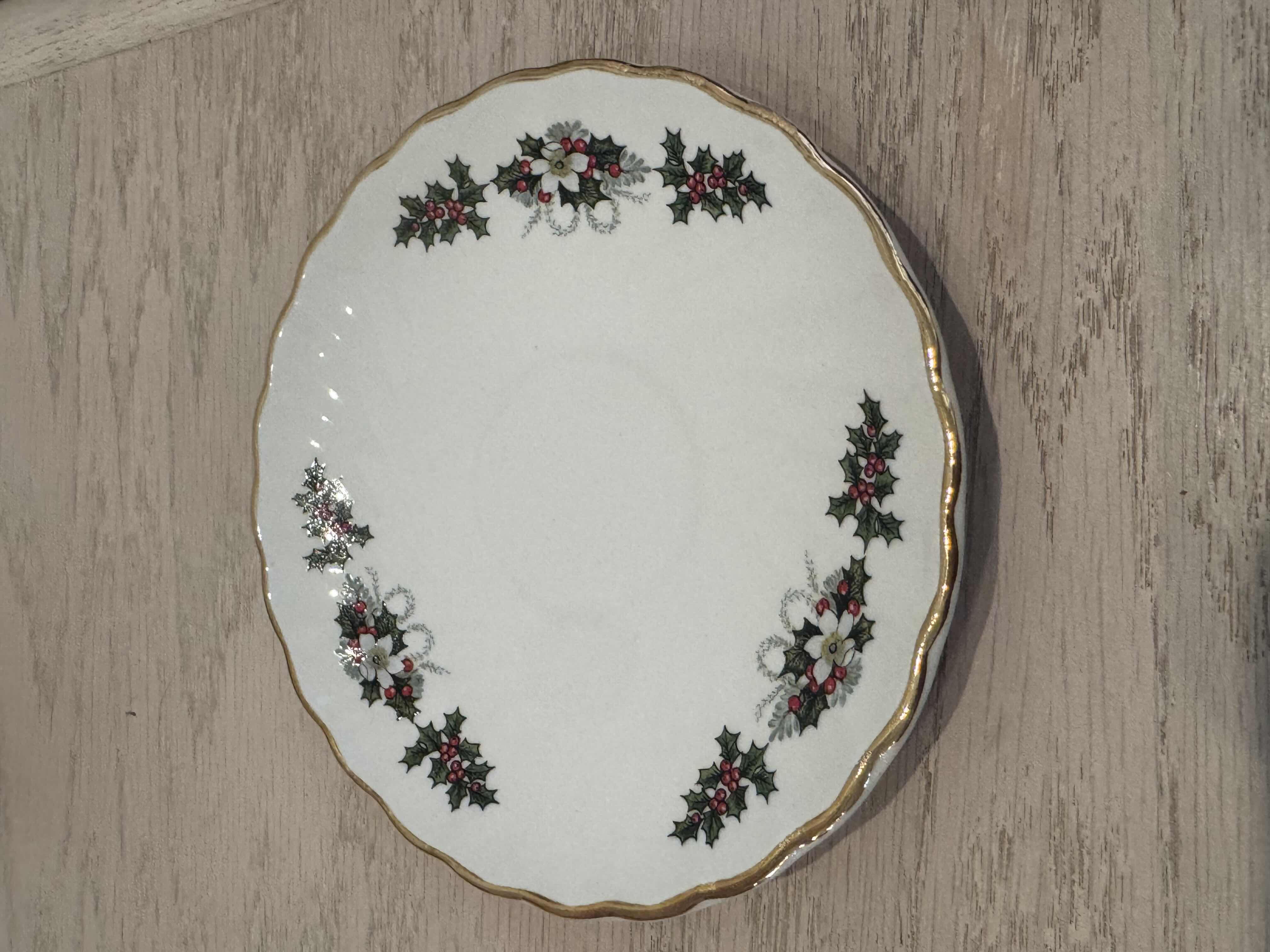 Photo 1 of VINTAGE NOEL FINE ENGLISH TABLEWARE TEACUPS AND SAUCERS, 16 PIECES 

TEACUPS
D3.5” X H2.75”

SAUCERS 
D5.5”