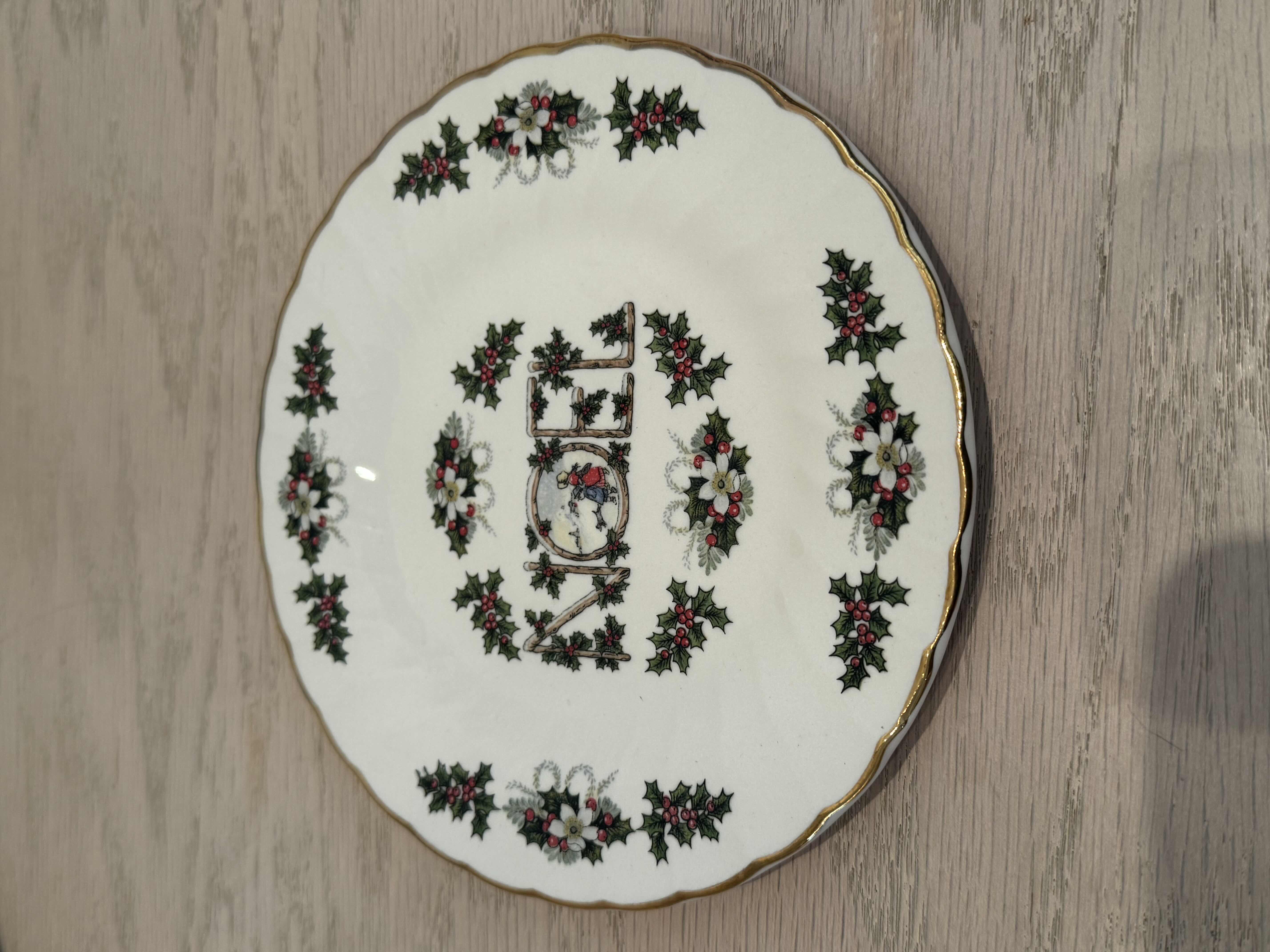 Photo 1 of VINTAGE NOEL FINE ENGLISH TABLEWARE, PLATES AND BOWLS, 16 PIECES

BOWLS
D6.25” X H1.75”

PLATES
D7”