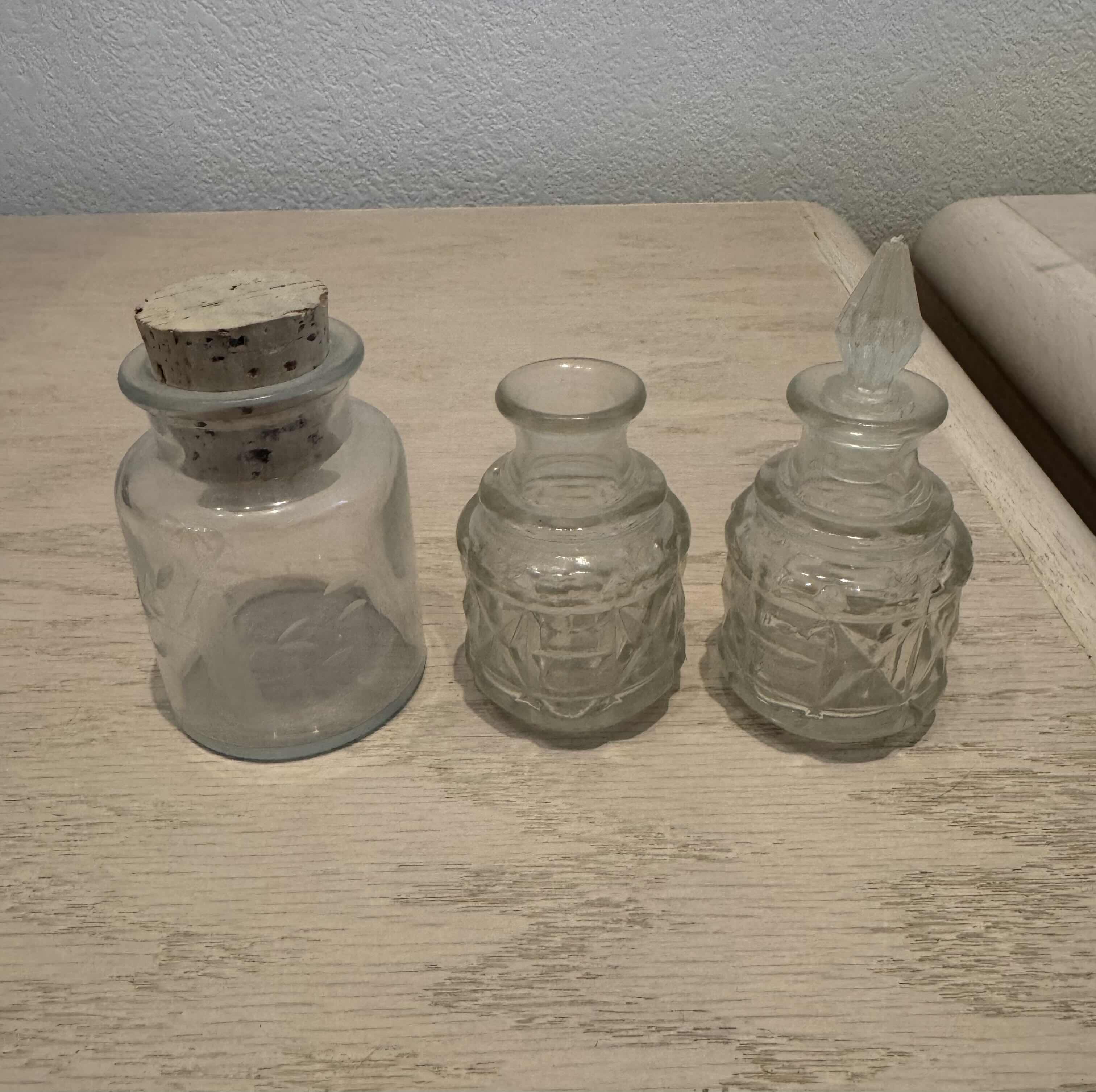 Photo 1 of VINTAGE ASSORTED GLASS SPICE JARS, 7 PIECES

H4”