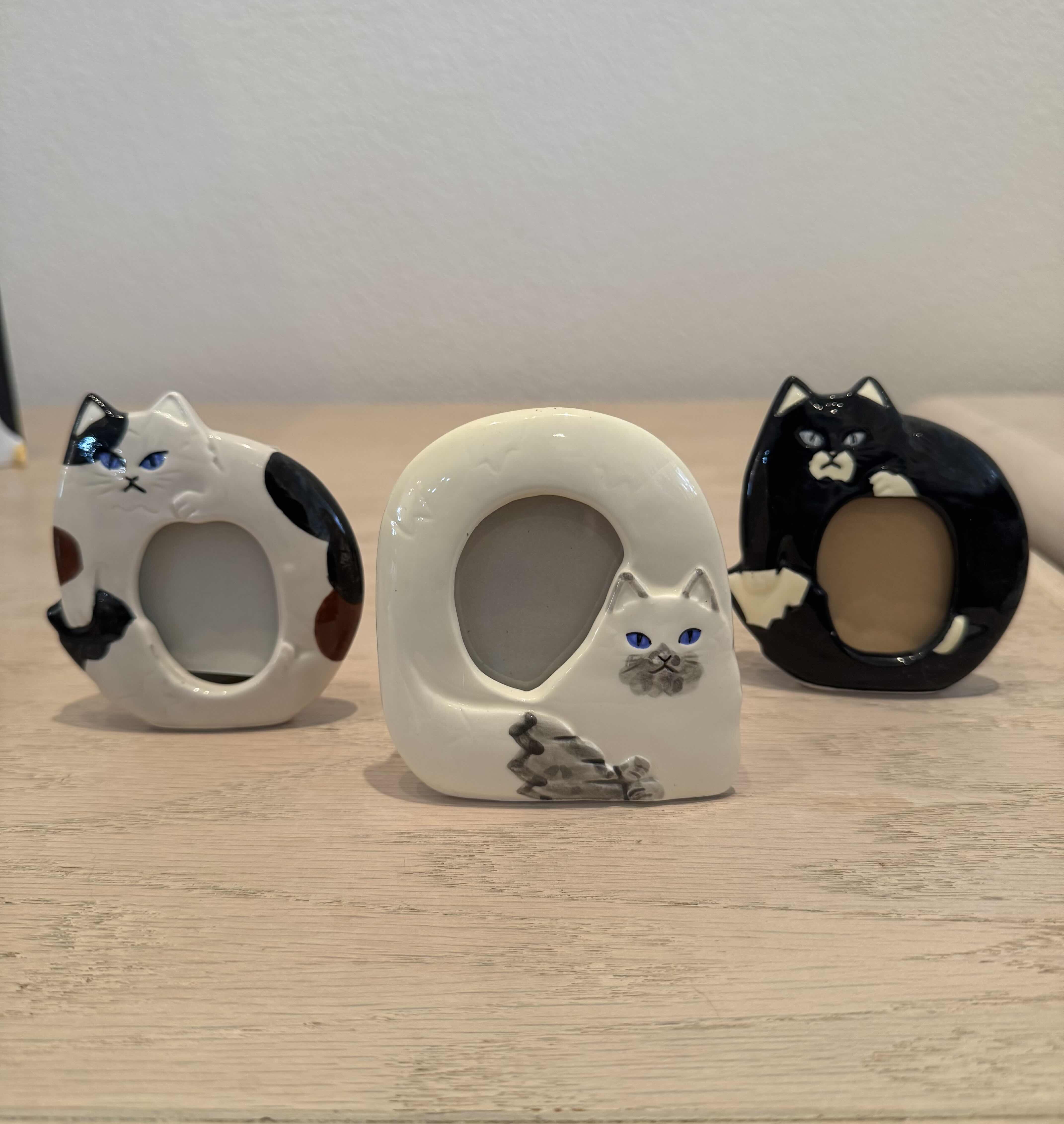 Photo 1 of VINTAGE PENGUIN VASES AND CAT PICTURE FRAMES, HOME DECOR, HOME ESSENTIALS, ARTWORK, 5 PIECES

PENGUINS
3” X H6”

CATS
4” X H4”