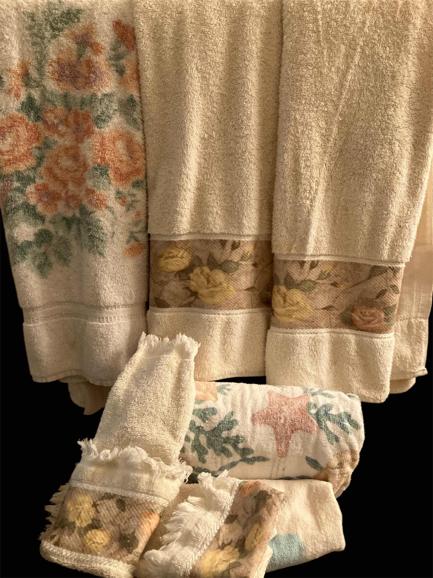 Photo 1 of DECOR BATH TOWELS AND HAND TOWELS 1888 MILLS AND COLORMATE BRANDS