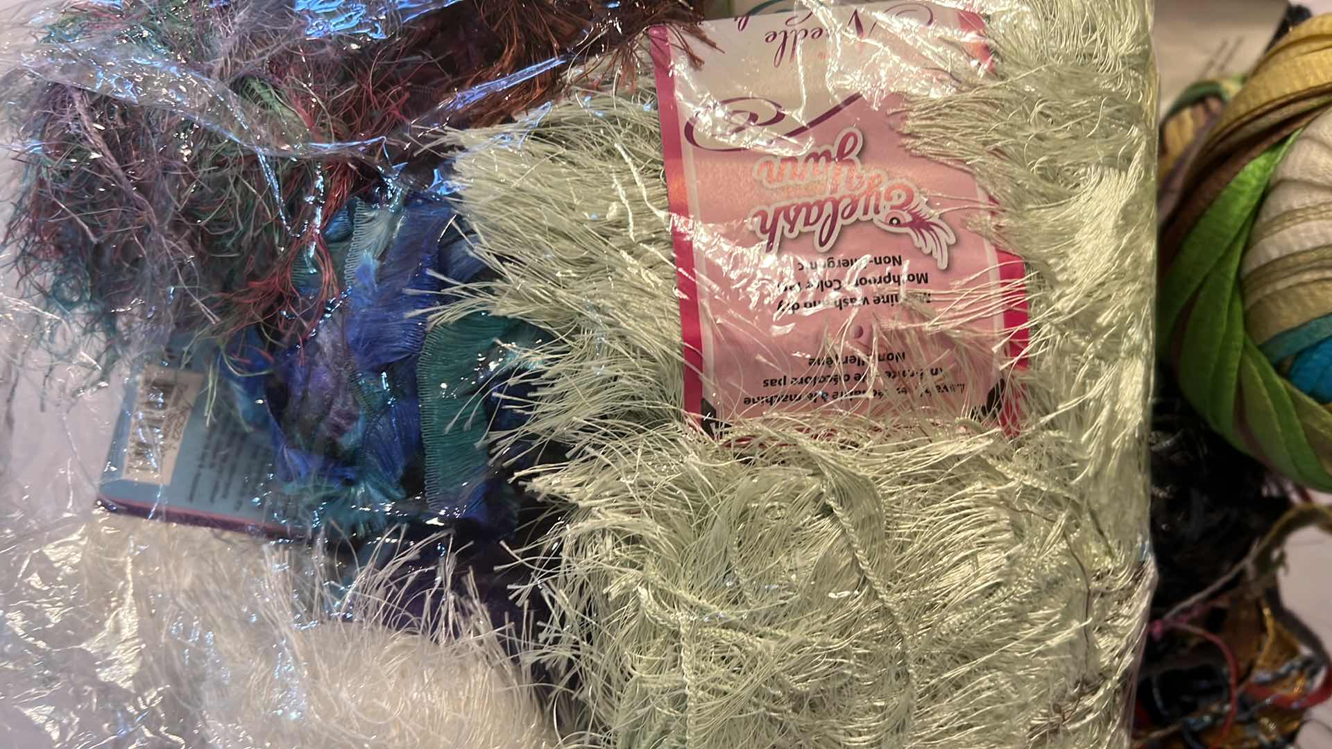 Photo 1 of TRAY OF MIXED THREAD AND YARN