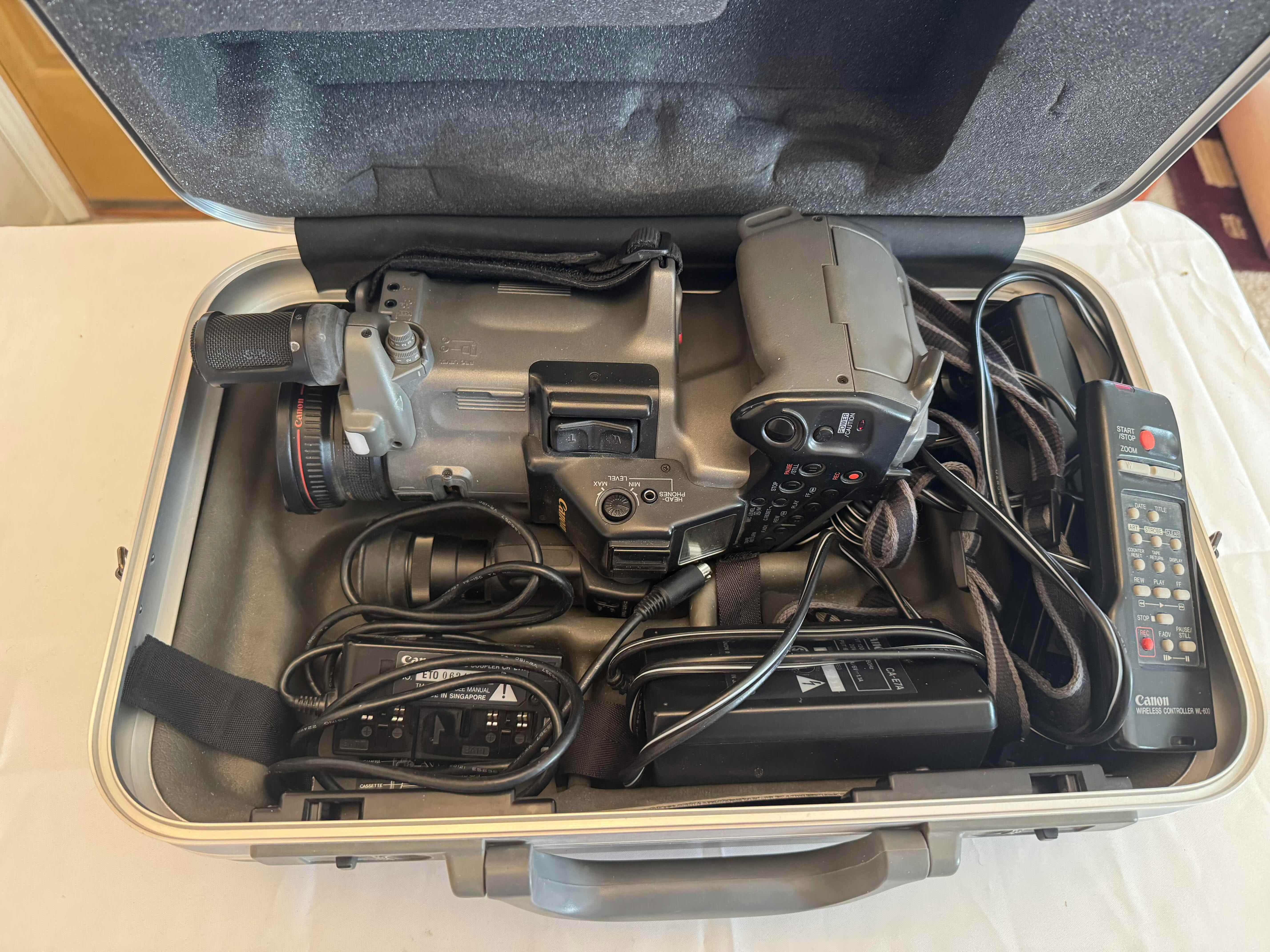 Photo 1 of CANON CANOVISION DIGITAL 8MM VIDEO CAMERA WITH HARD CASE AND REMOTE