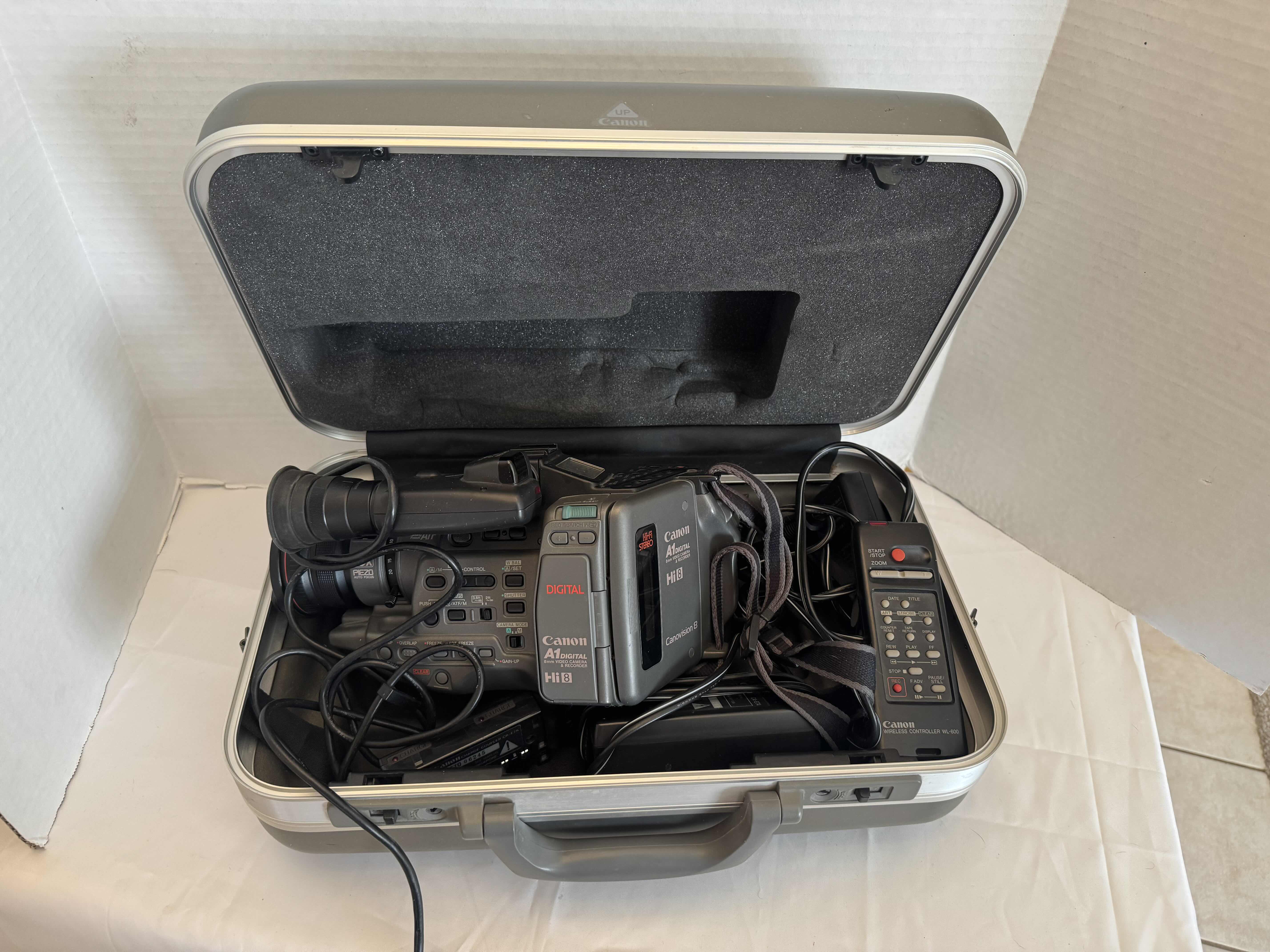 Photo 1 of CANON CANOVISION DIGITAL 8MM VIDEO CAMERA WITH HARD CASE AND REMOTE