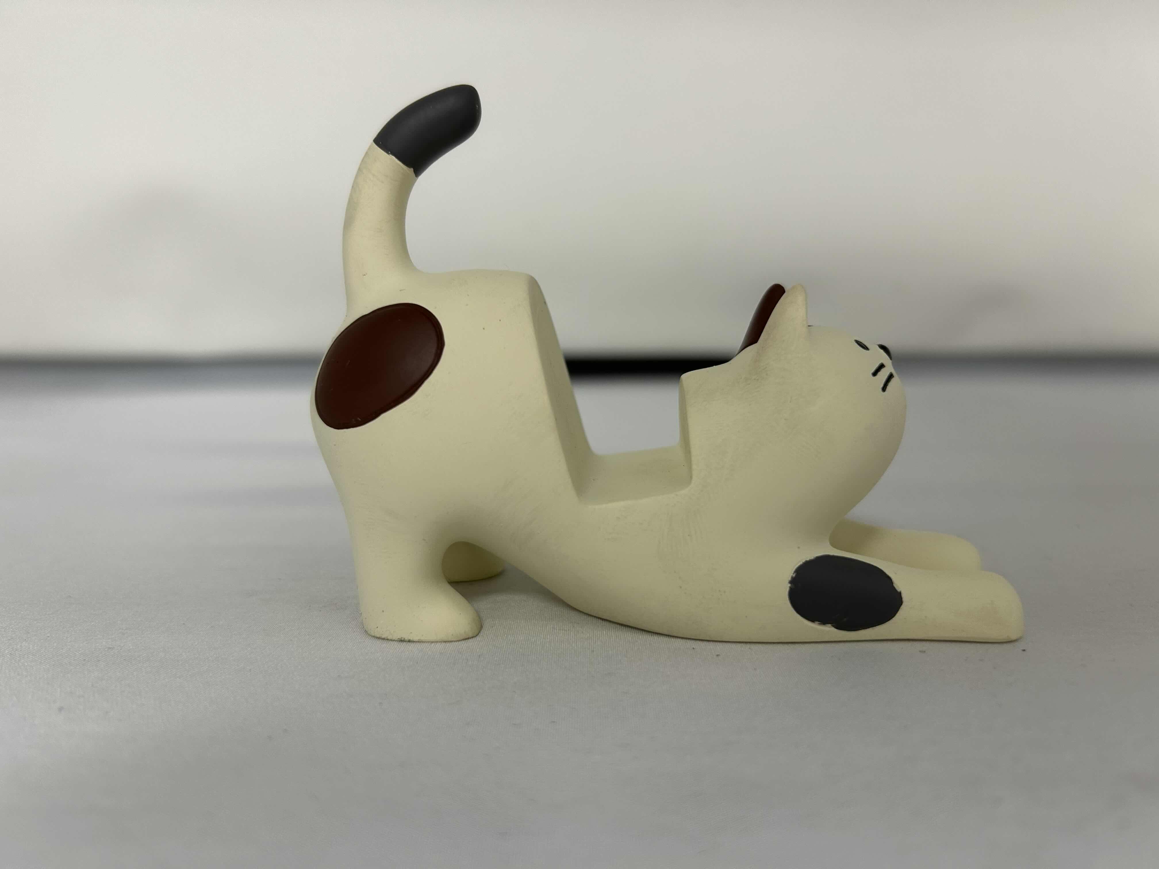 Photo 1 of Cream cat phone holder 

6 boxes, 50 in a box, selling 5 together for a total of 60 lots 
196890-949