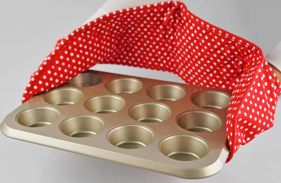 Photo 2 of NEW CASE OF NON-SLIP DOUBLE OVEN GLOVE/MITT, RED/WHITE POLKA DOT (APROX 50 PER CASE)