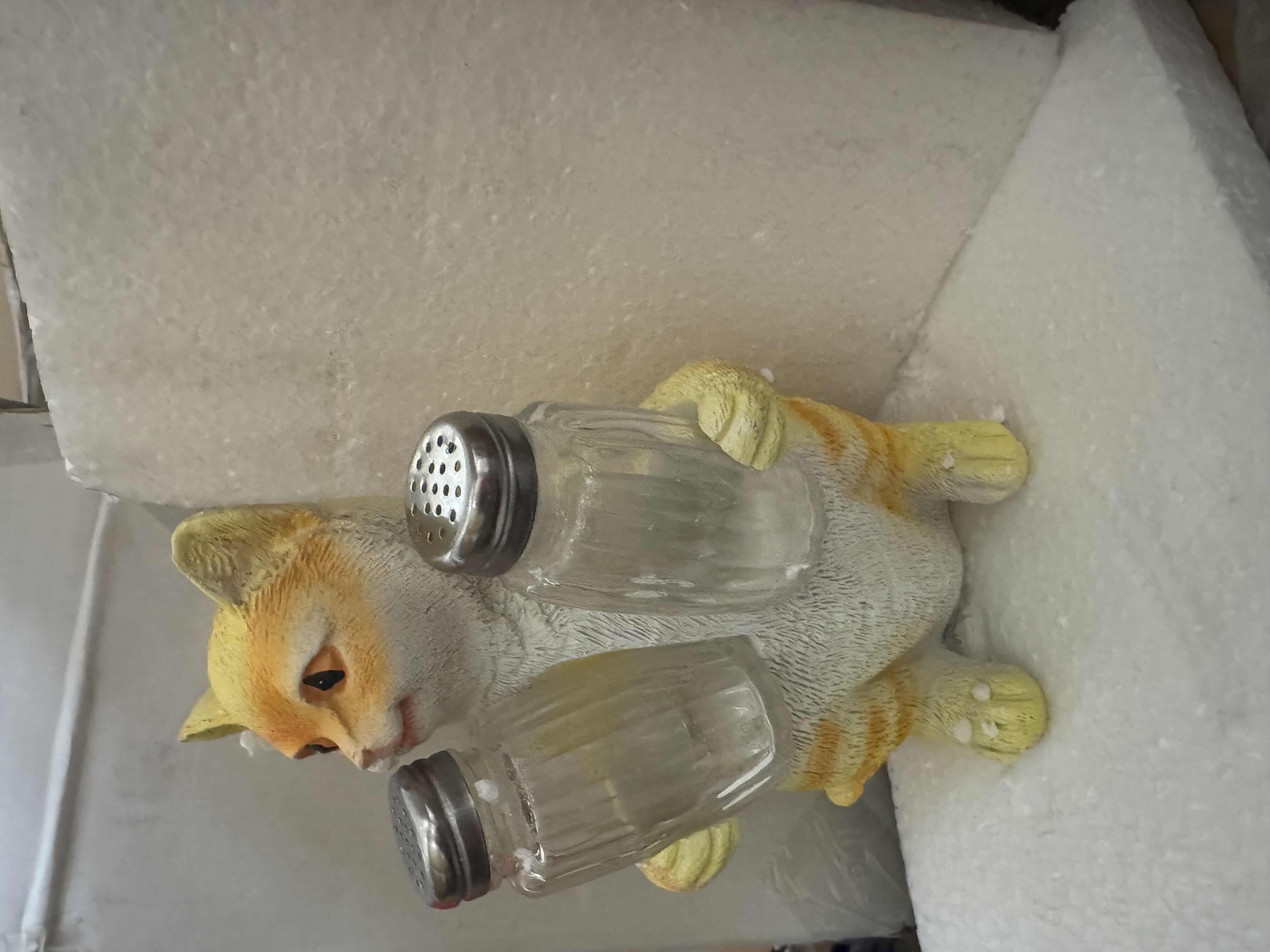 Photo 2 of BRAND NEW HOME-X YELLOW CAT SALT AND PEPPER SHAKER HOLDER