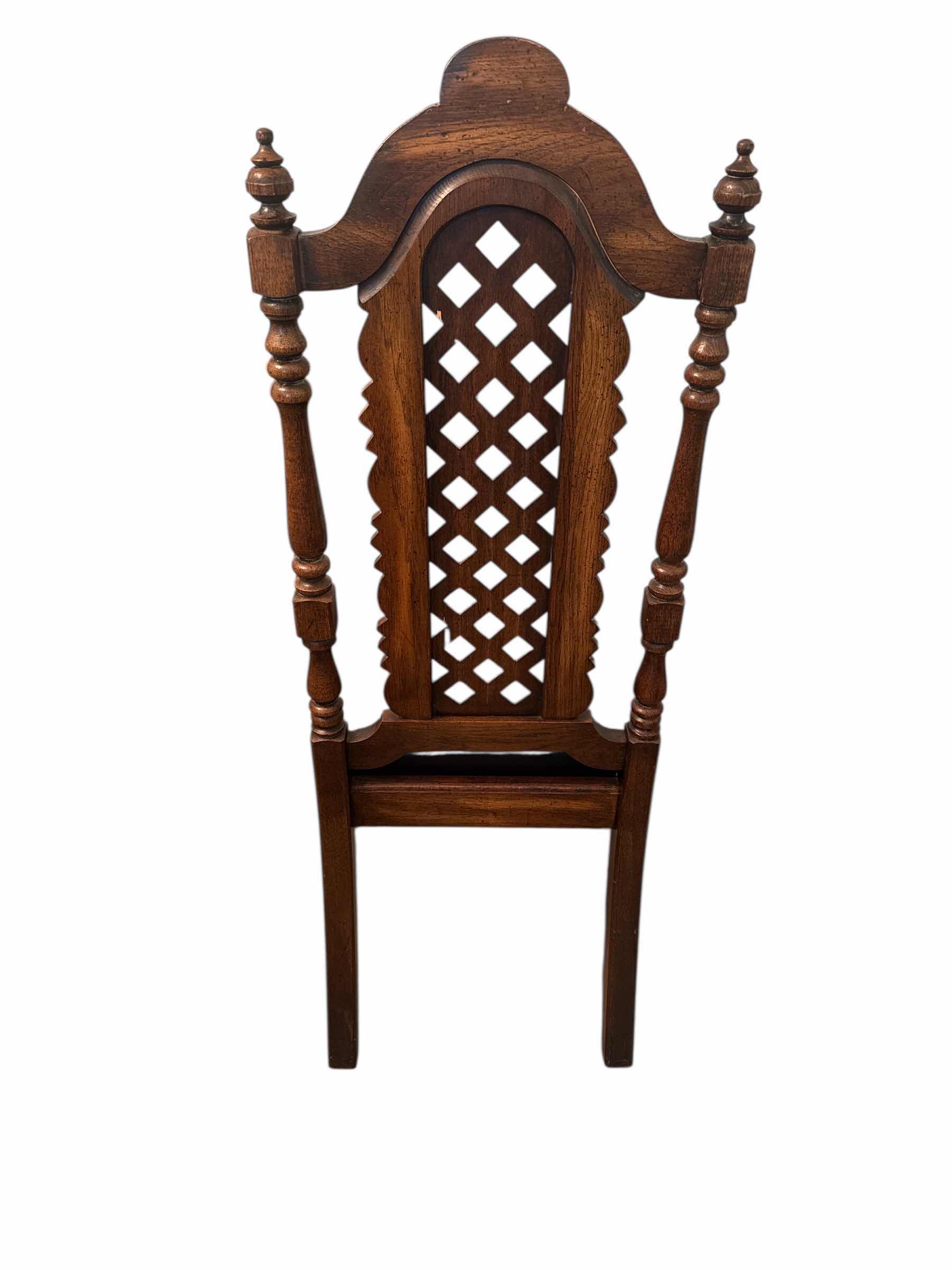Photo 1 of 250
MID 20th CENTURY WALNUT SPANISH BAROQUE STYLE DINING SIDE CHAIR