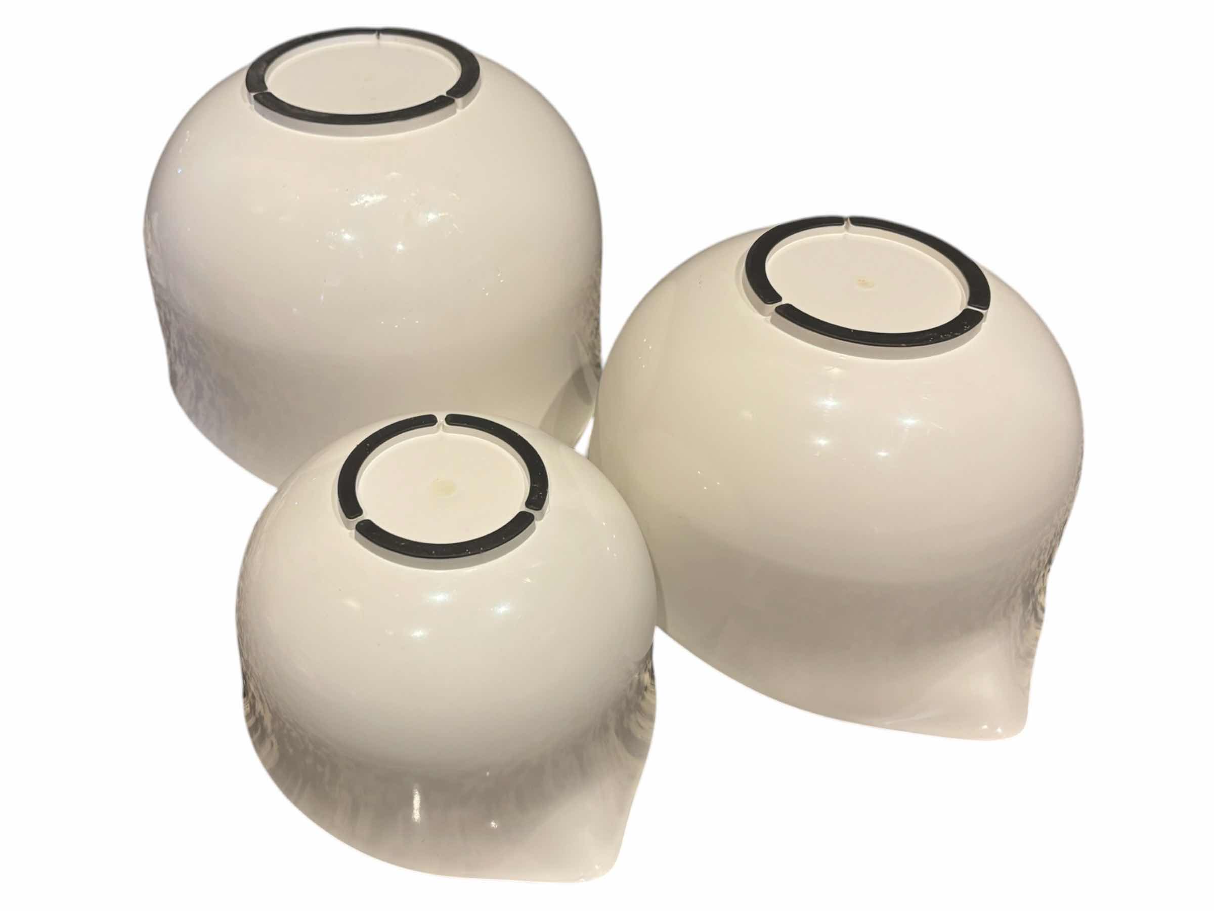 Photo 1 of CUISINART 3 PC POUR SPOUT MIXING BOWLS W NON-SLIP BOTTOM, WHITE $55