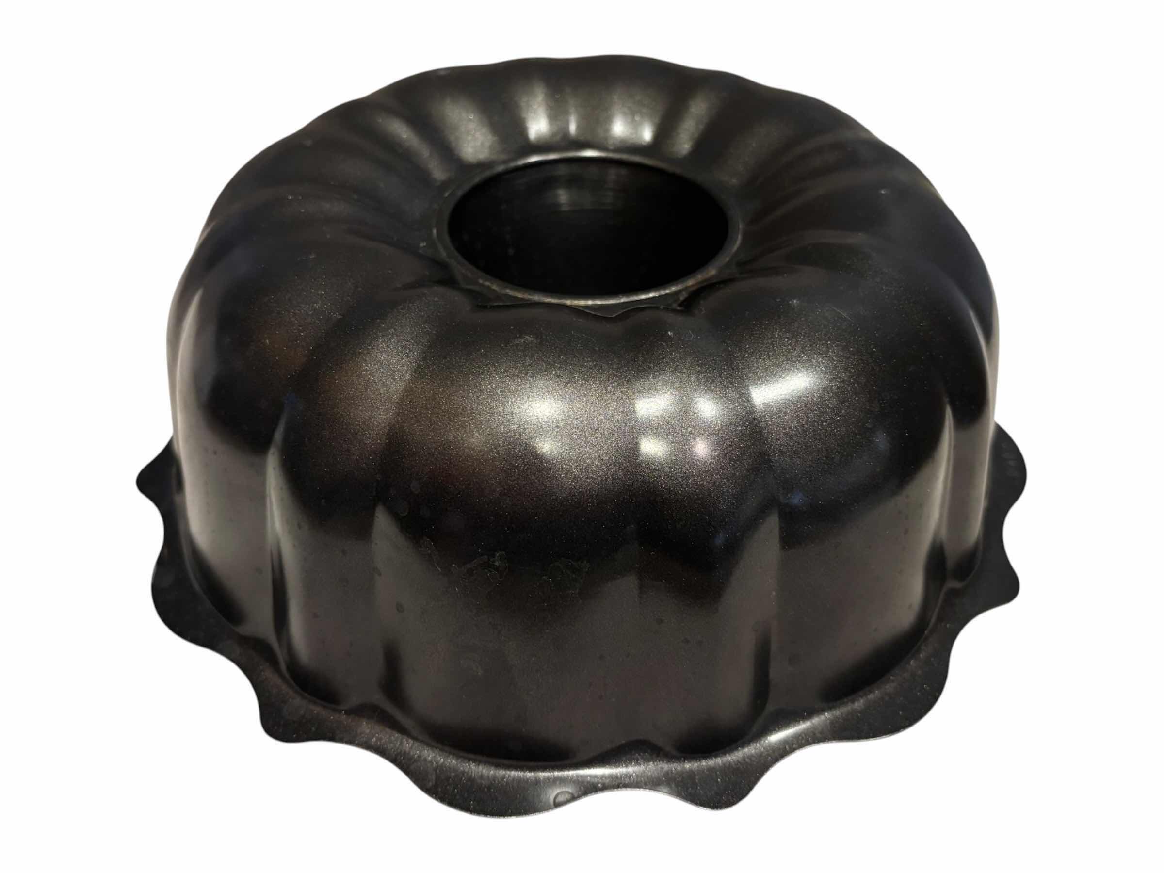 Photo 1 of FARBERWARE 12 CUP MUFFIN PAN (2) & BUNDT CAKE PAN