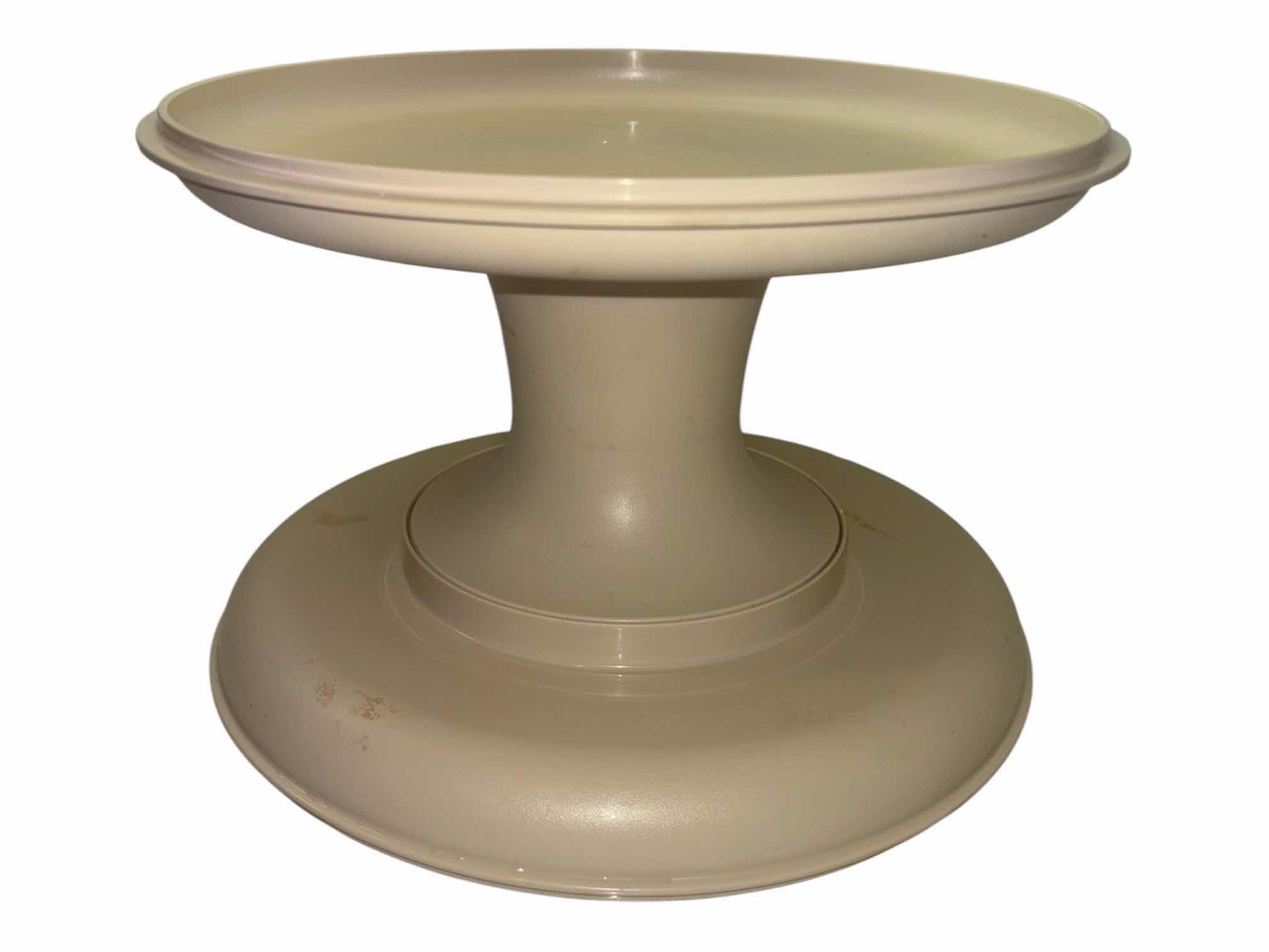 Photo 1 of VINTAGE TUPPERWARE 3 PC SERVE IT ALL PEDESTAL PIE/CAKE STAND (1531-5, 1532-6, 1533-5) & VINTAGE TUPPERWARE JELLO MOLD 3 PC SET $40