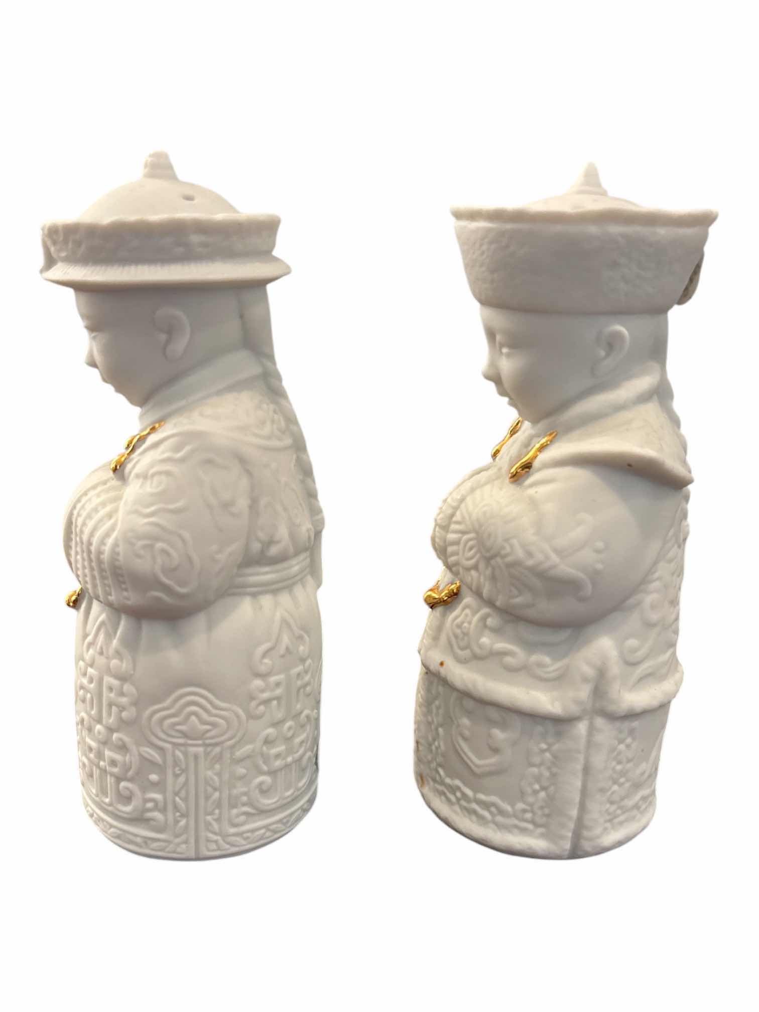 View 4 of LLADRO PRIVILEGE GOLD SERIES PORCELAIN/24K GOLD ACCENTED SALT & PEPPER SHAKERS 4.25”