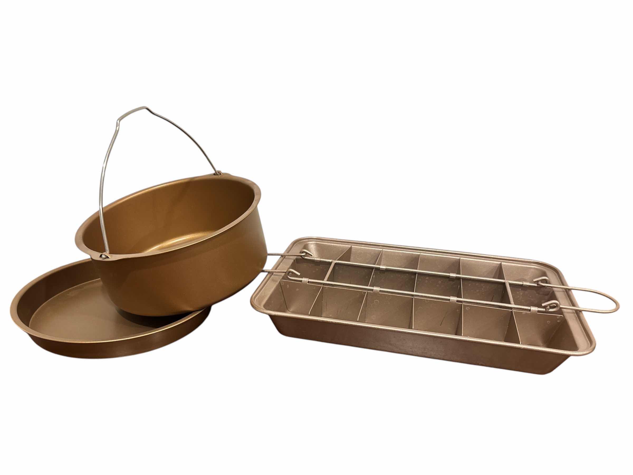 Photo 1 of BAKEWARE 3 PCS