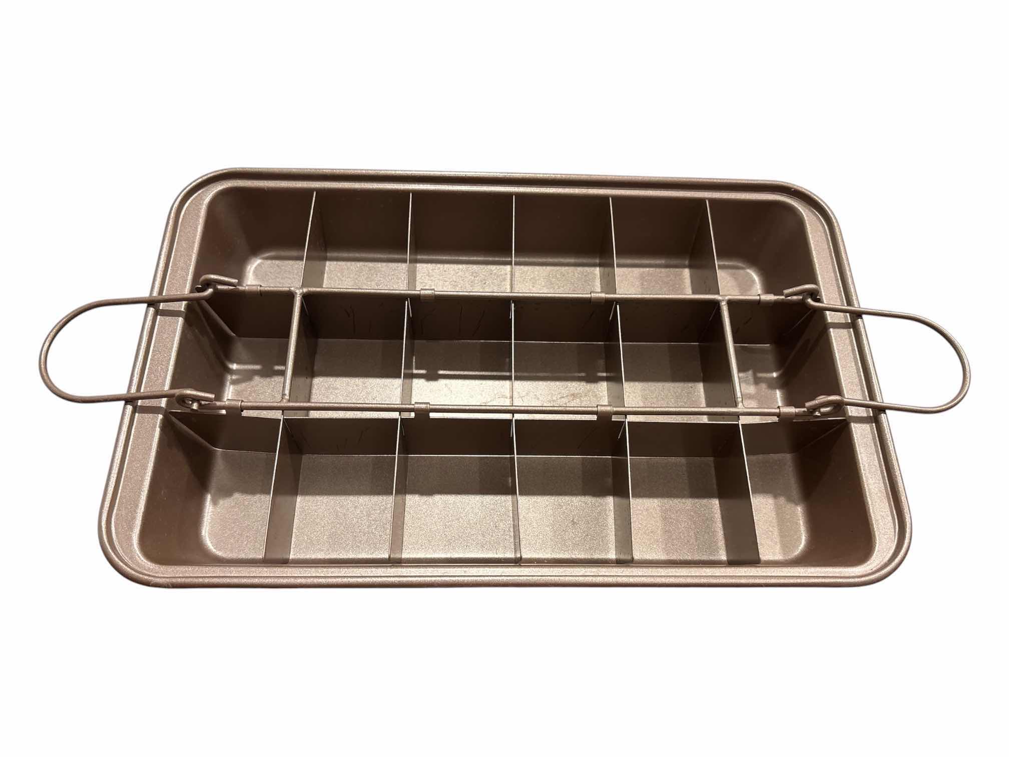 Photo 1 of BAKEWARE 3 PCS
