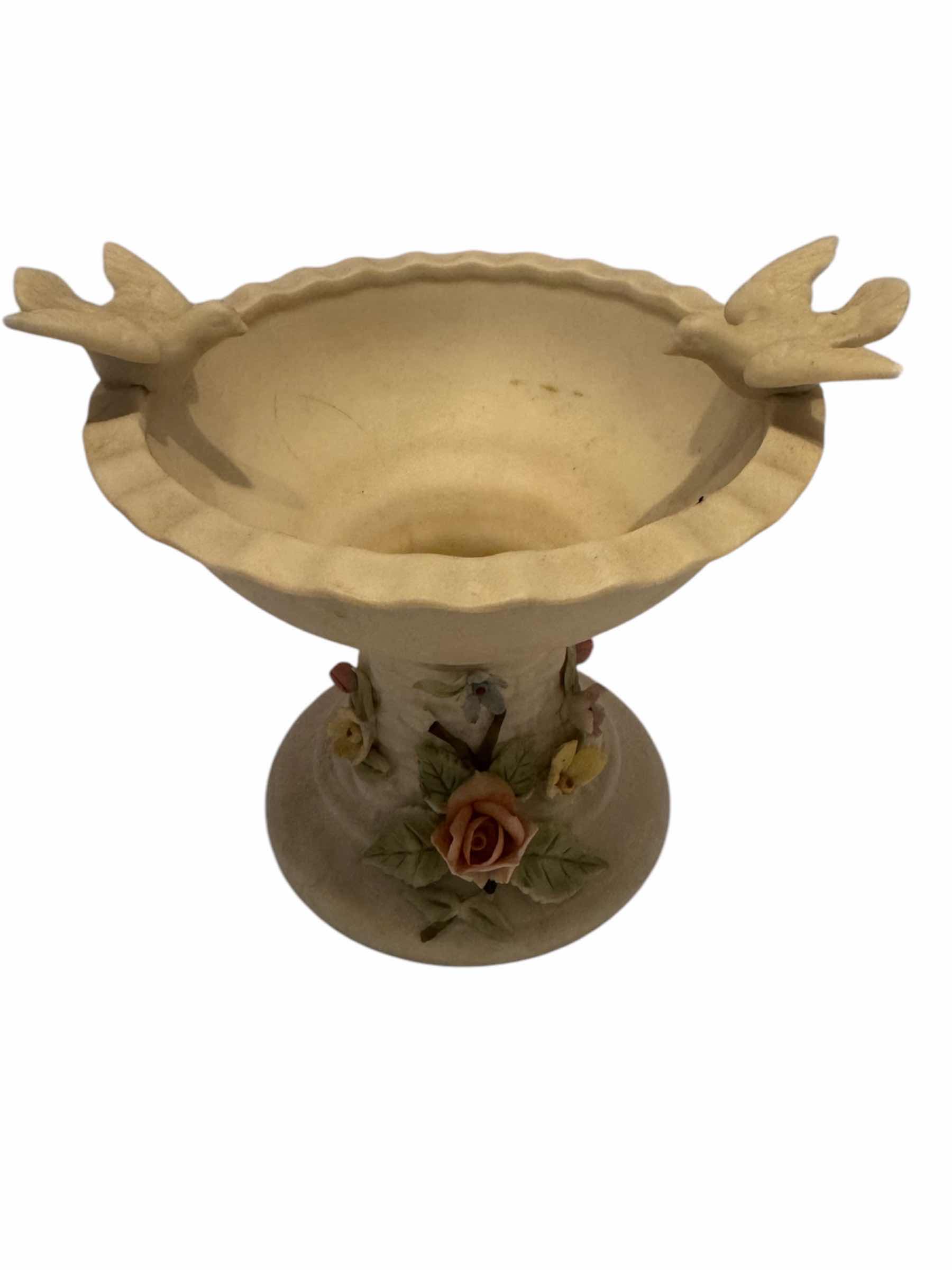 Photo 1 of HOME DECOR- LEFTON ANTIQUE IVORY HAND-PAINTED BIRDBATH AND TRINKET BOX OR CANDY DISH

TRINKET BOX/CANDY DISH
D4.5” X H 4.5”

BIRDBATH 
D5” X H 4.5”