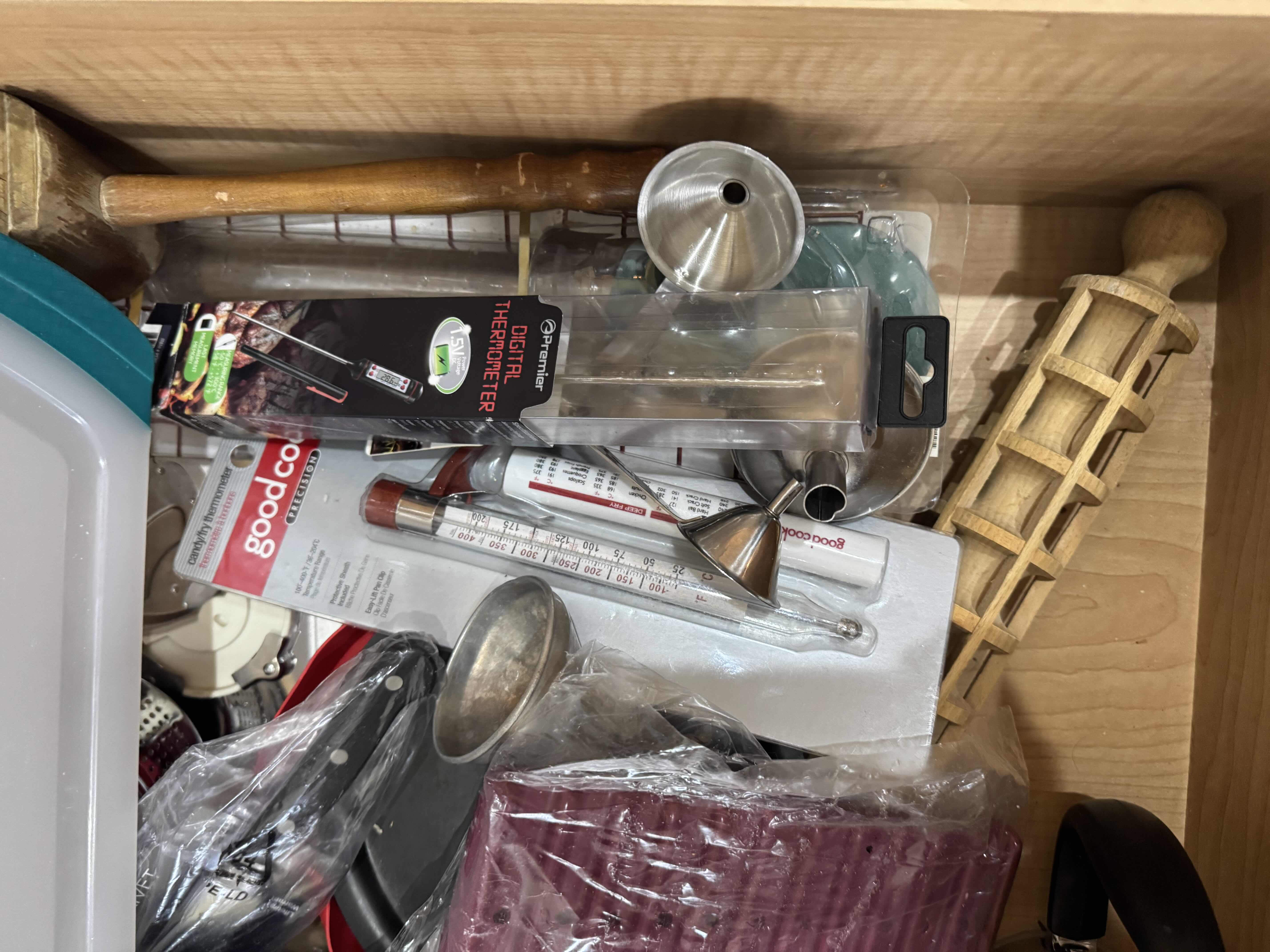 Photo 1 of CONTENTS OF DRAWER