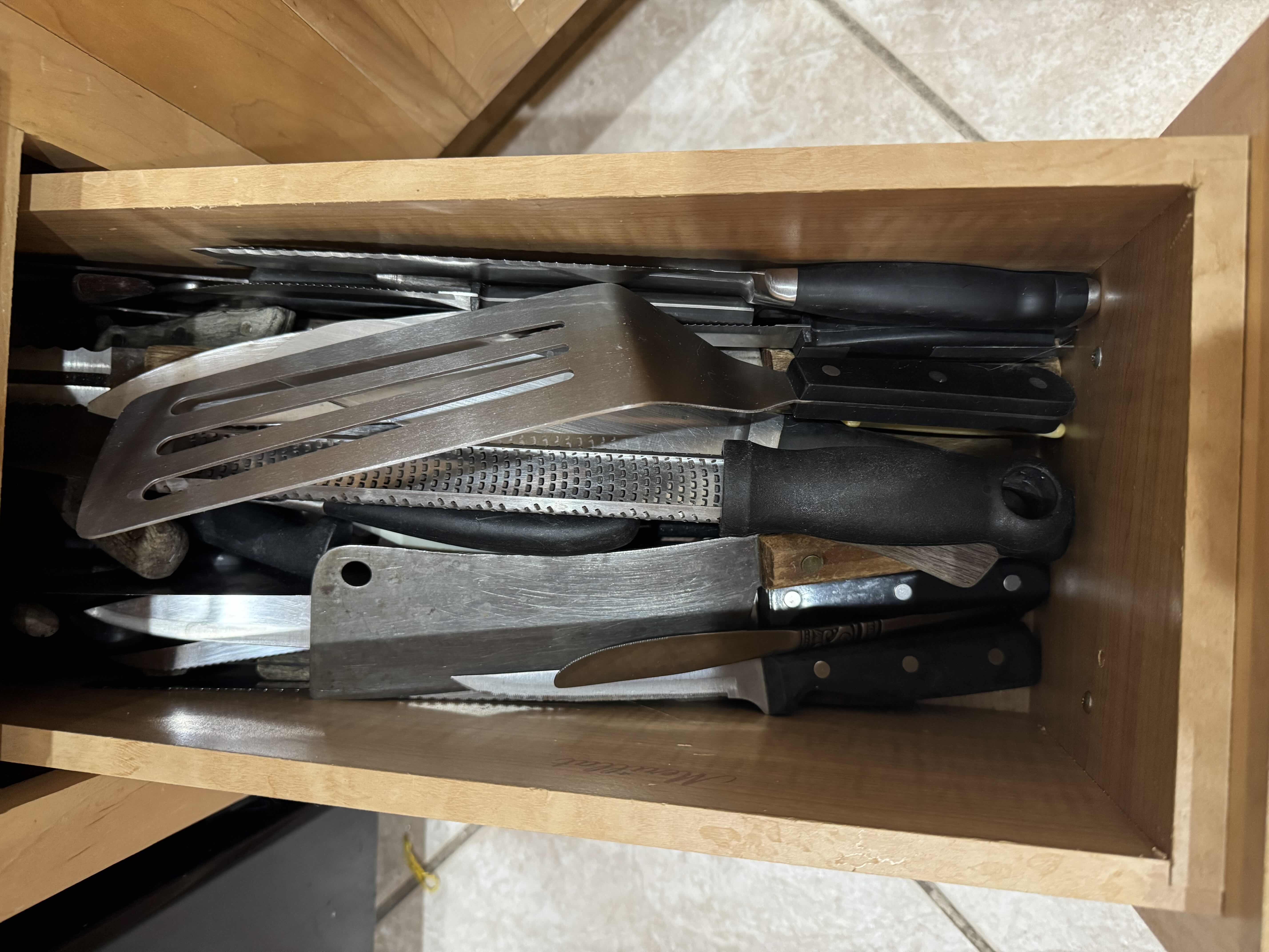 Photo 1 of CONTENTS OF DRAWER- KNIVES