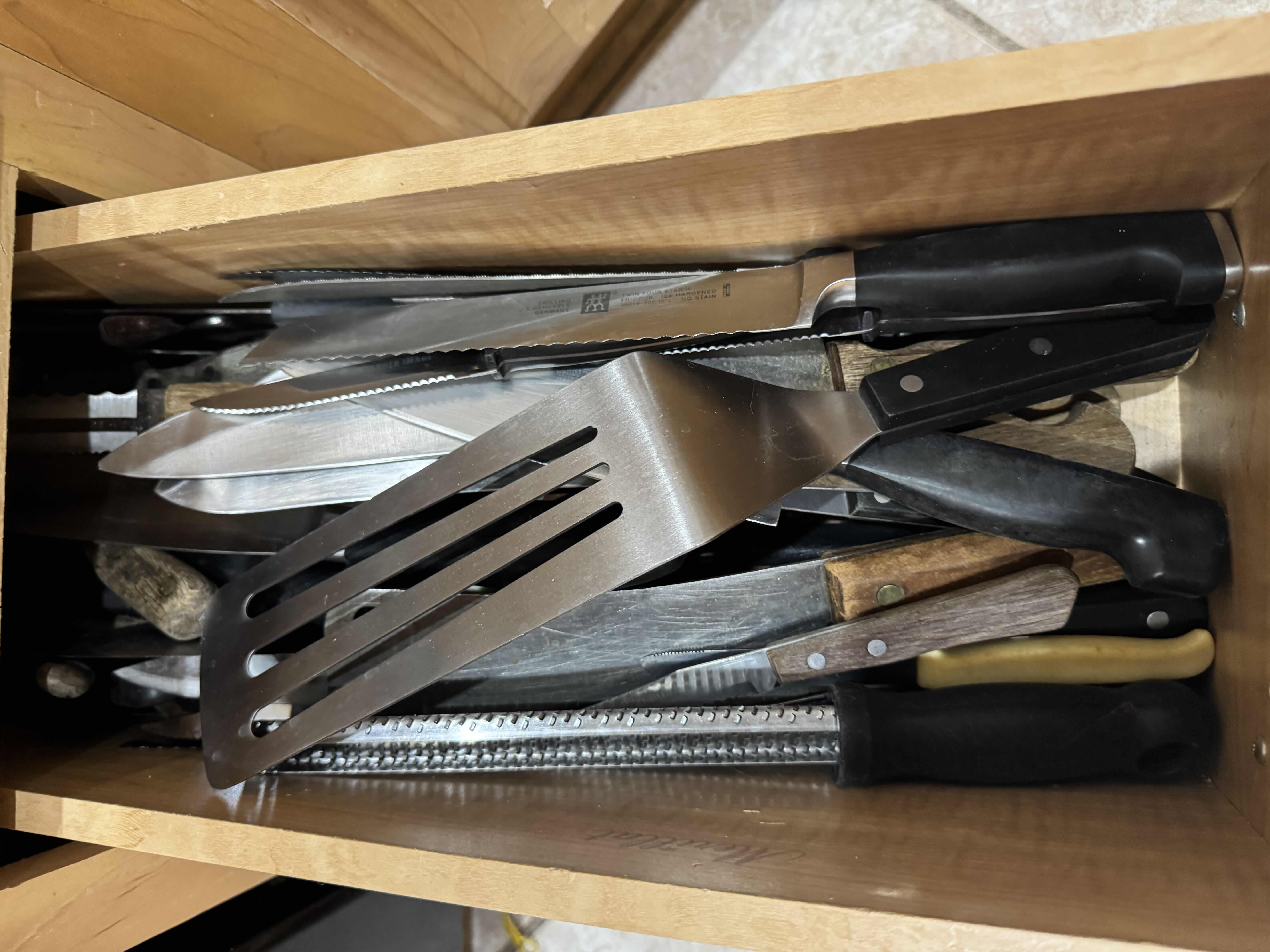 Photo 1 of CONTENTS OF DRAWER- KNIVES