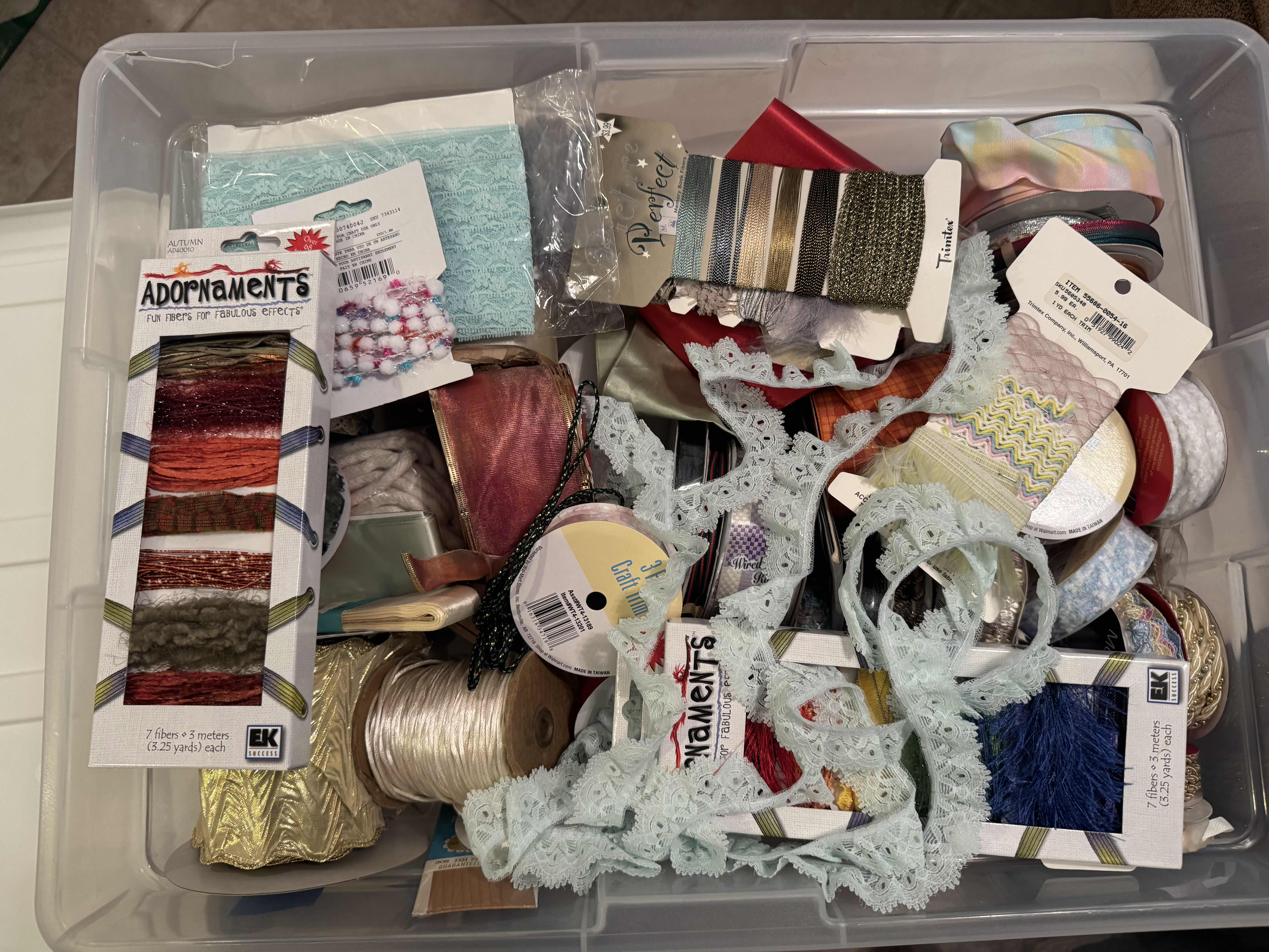 Photo 1 of TOTE OF SPECIALTY FIBER ART MATERIAL