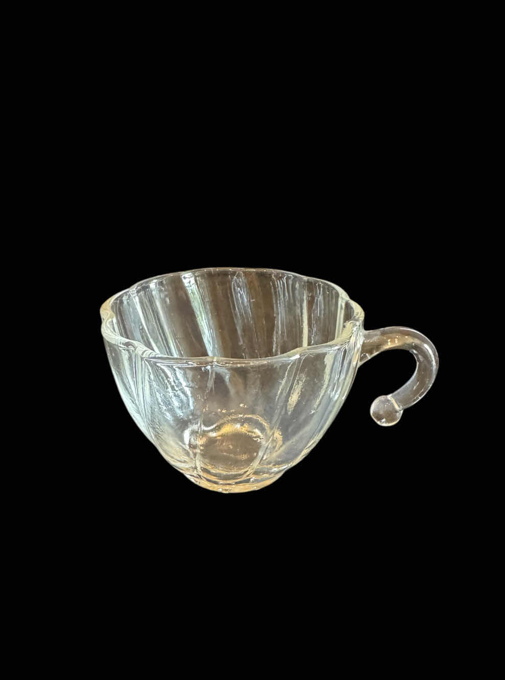Photo 1 of VINTAGE COLONIAL SWIRL HOOKED GLASS CUPS, CLEAR

D3” X H2.5”
