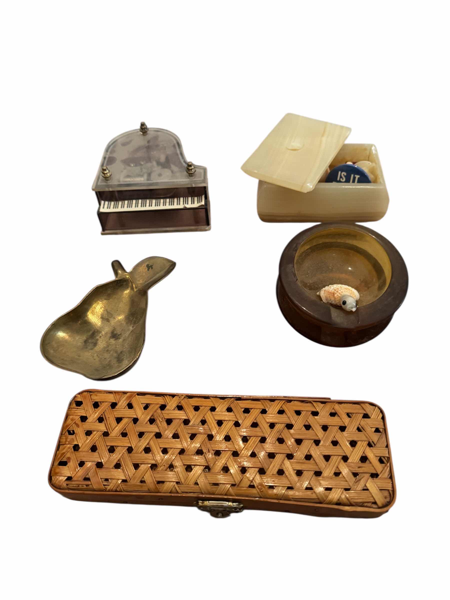 Photo 1 of 80
VINTAGE ASSORTED FIGURINES, MUSIC BOXES AND SMALL DEPRESSION GLASS BOWLS,HOME DECOR, HOME ESSENTIALS

H4” AND SMALLER