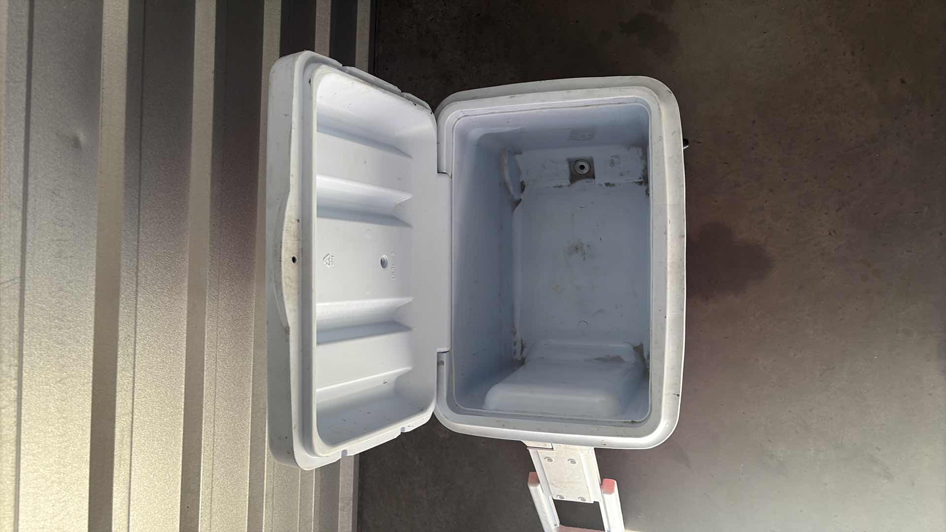 Photo 1 of RUBBERMAID ROLLING COOLER 18”X13”X18”H