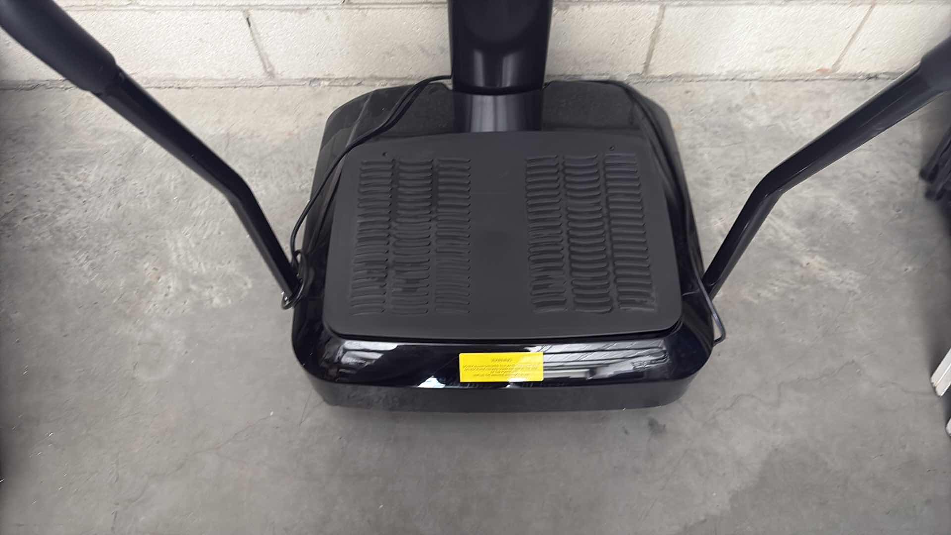 Photo 1 of MERAX WHOLE BODY VIBRATING EXERCISE MACHINE WORKS RETAIL VALUE $250 28”X28”X47”H