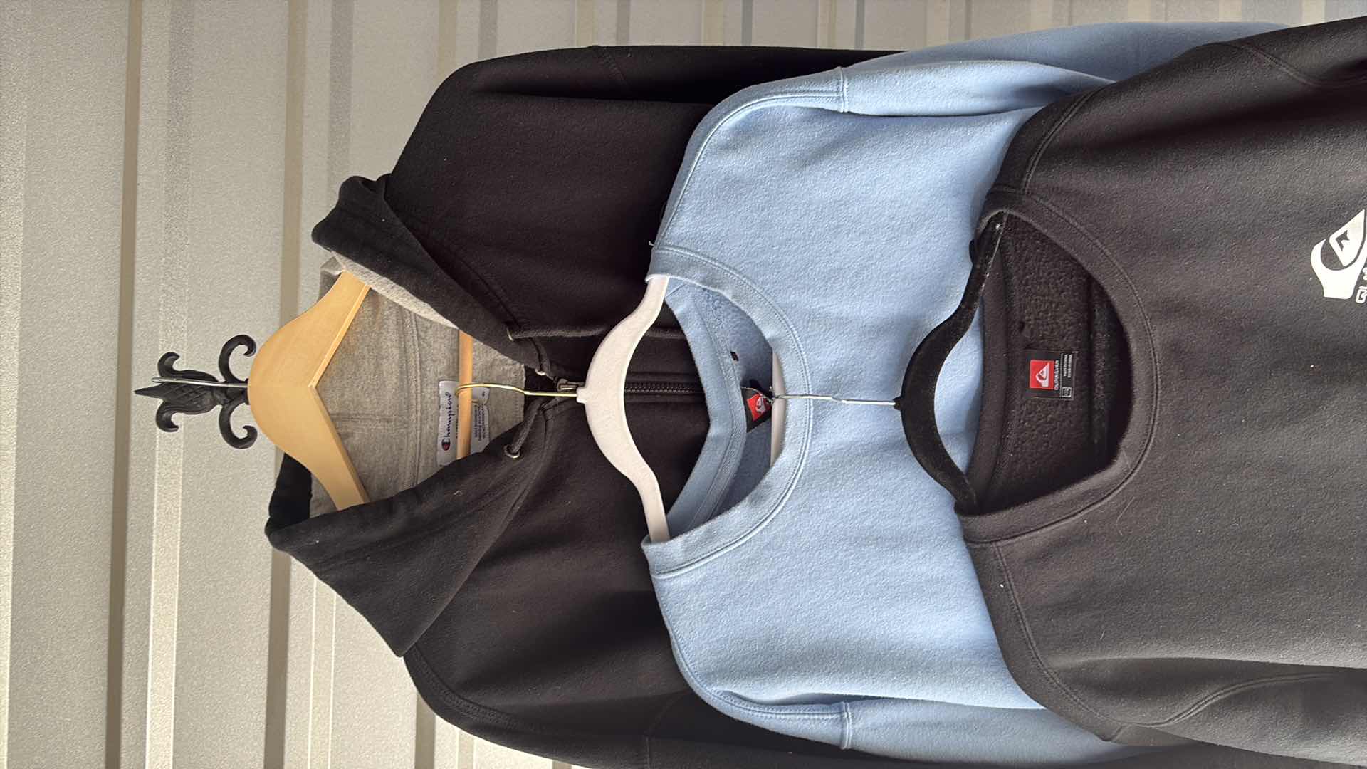 Photo 1 of MENS 2XL SWEATSHIRTS