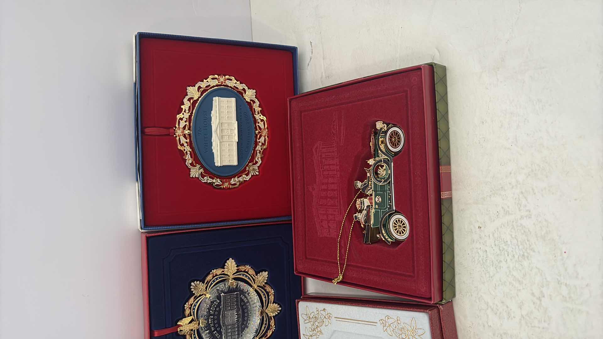 Photo 1 of WHITE HOUSE HISTORICAL SOCIETY CHRISTMAS ORNAMENTS COA