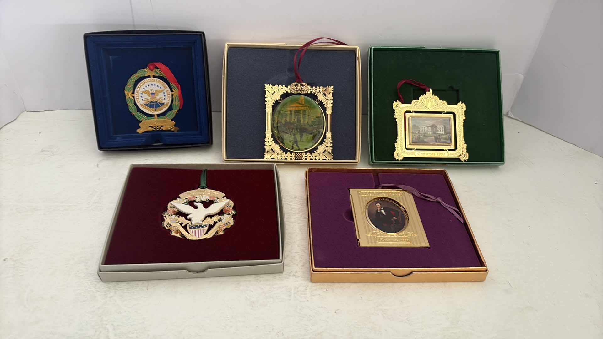 Photo 1 of WHITE HOUSE HISTORICAL SOCIETY CHRISTMAS ORNAMENTS COA