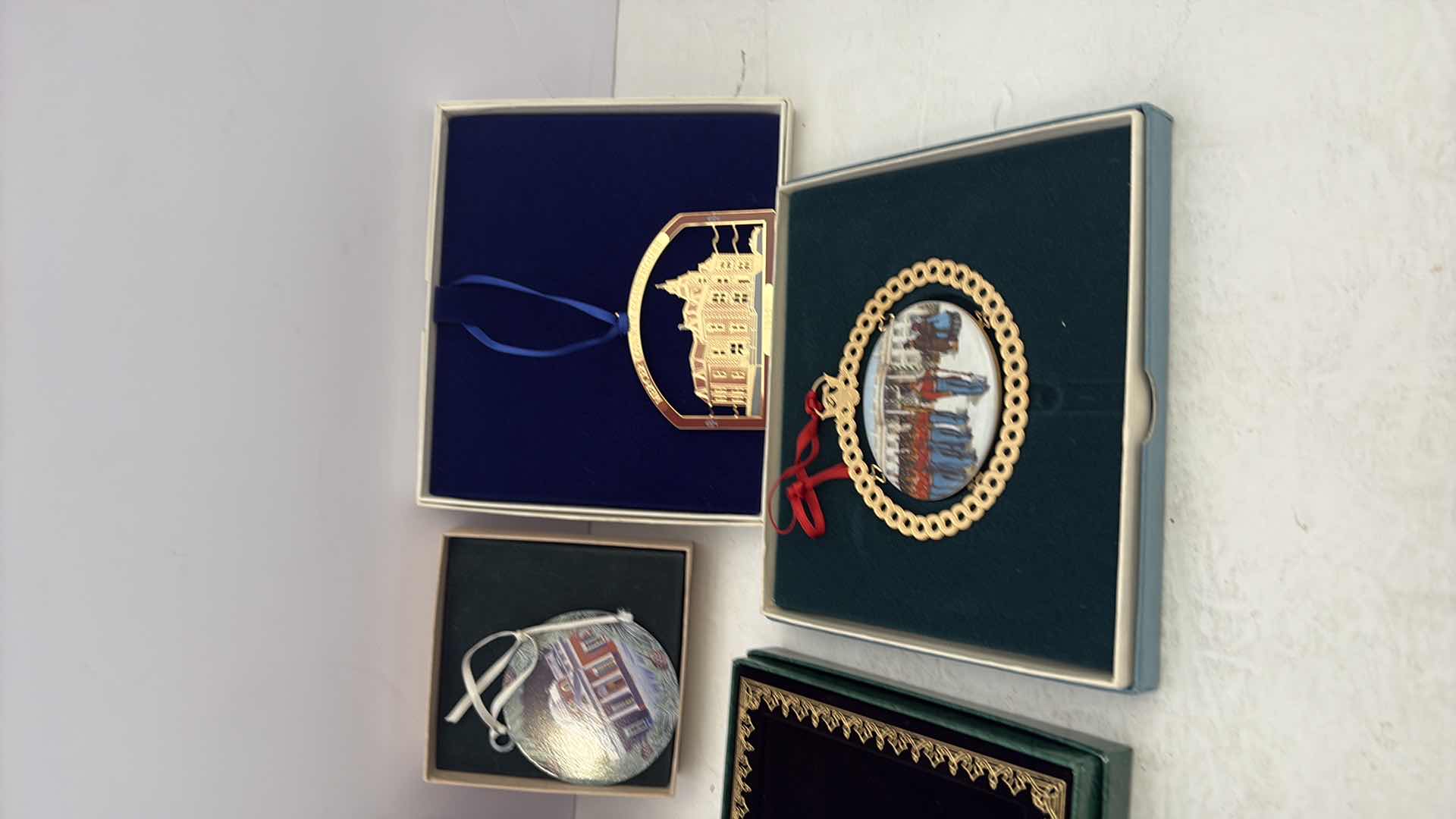 Photo 1 of WHITE HOUSE HISTORICAL SOCIETY CHRISTMAS ORNAMENTS COA